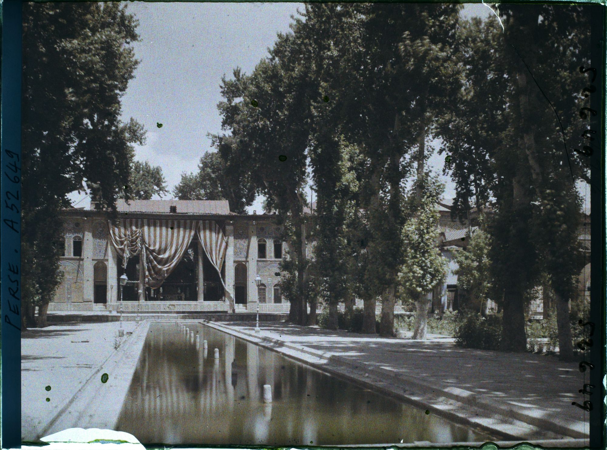 Image représentant Dans l'Arg (la citadelle royale), dans la cour des jets d'eau, vers la salle du Takht-e-Marmar (Trône de marbre)