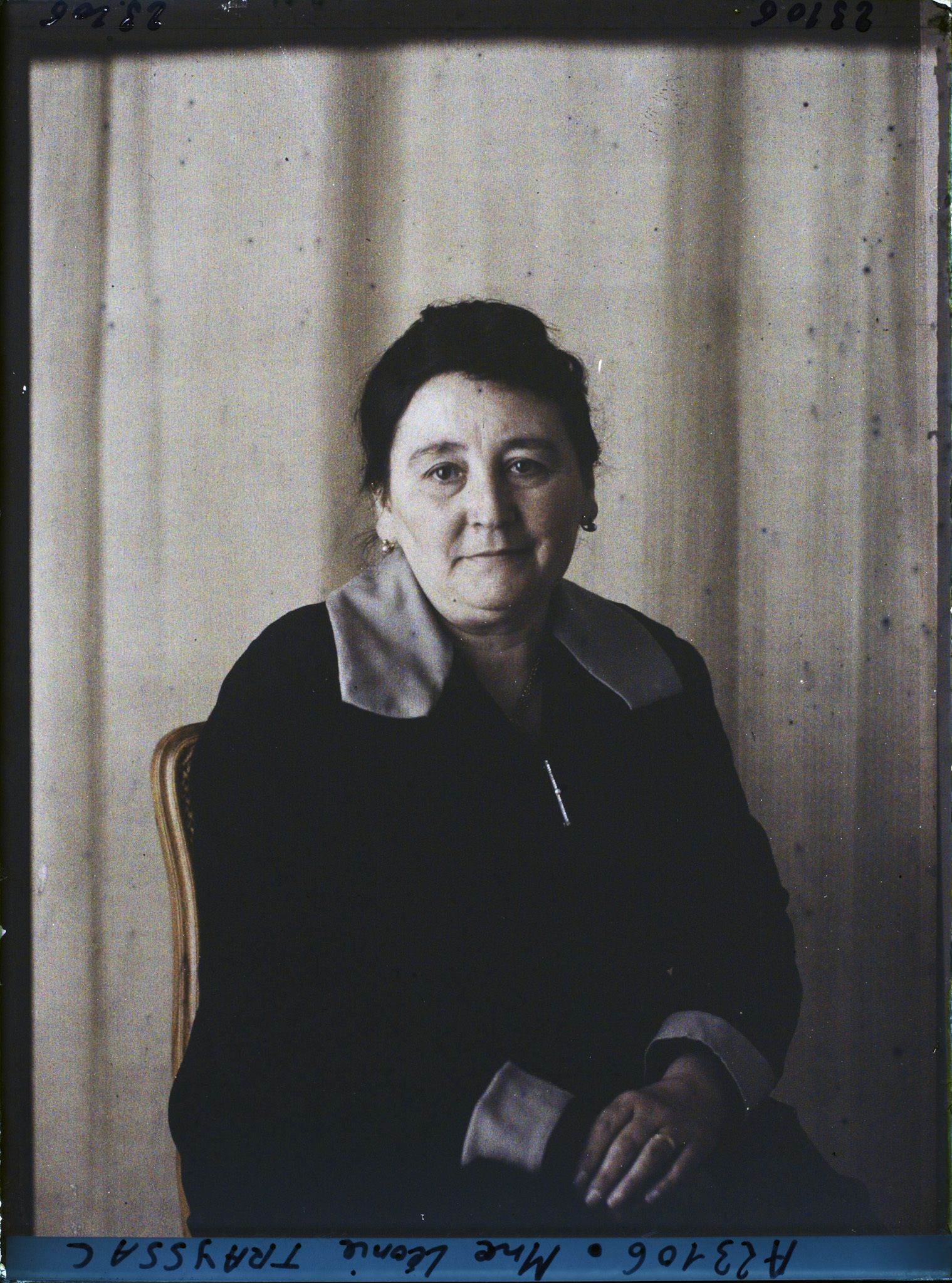 Image représentant https://musee-albert-kahn.s-museum.fr/home/NWQ2OTAwYzNmYjZlZTk1ZWQwODJmMjY4L2dlbmVyaWMtbm90aWNlLXRhYi9hdXRob3JpdHkvNjE3YTc5ZjVjZjhiODk2OGIzMzM3ZDIx/5d6900c3fb6ee95ed082f268/generic-notice-tab/authority/617a79ebcf8b8968b33378d3 Madame Léonie Trayssac