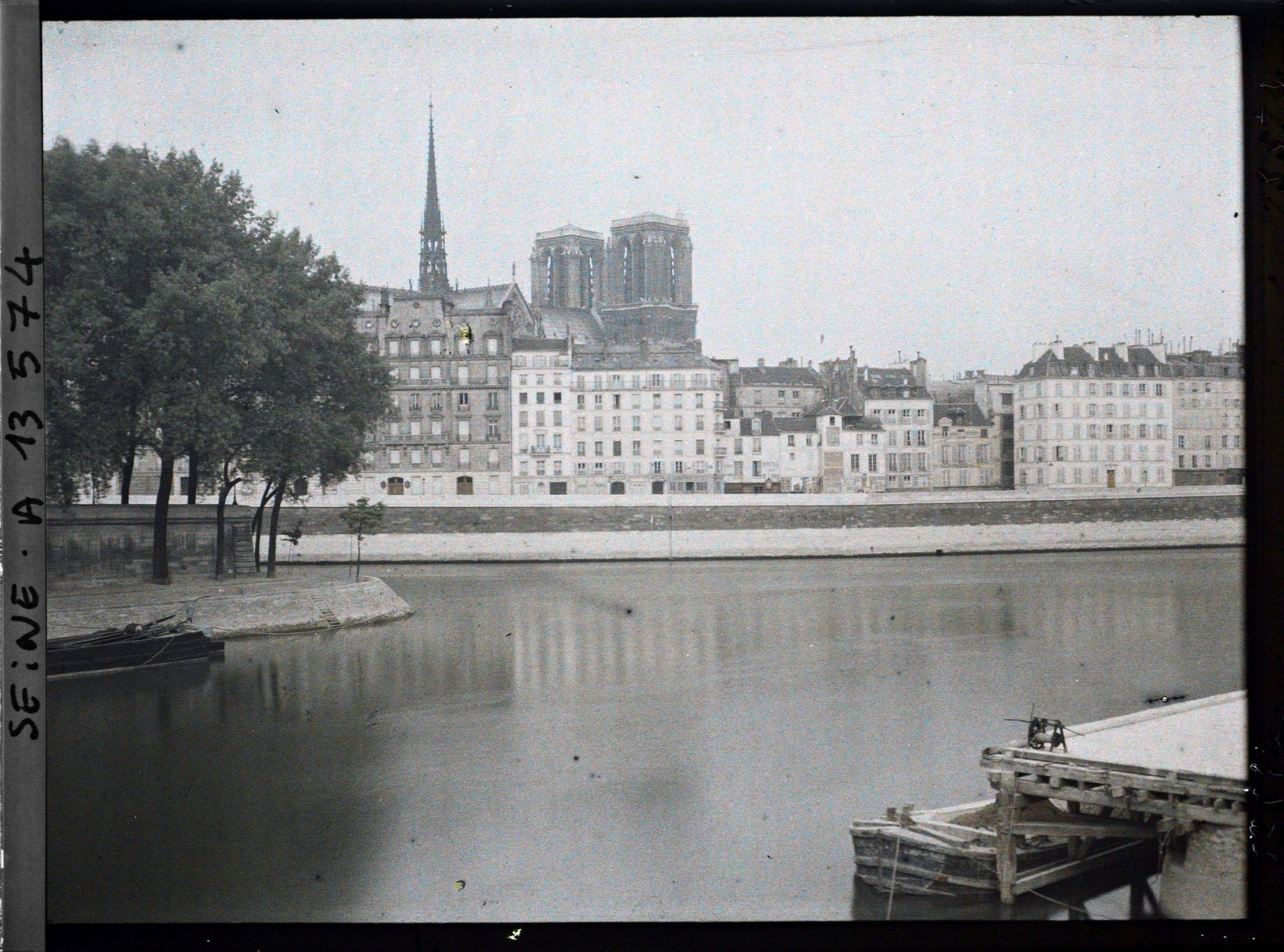 Image représentant Notre-Dame de Paris et le quai aux Fleurs vus du quai de l'Hôtel de Ville