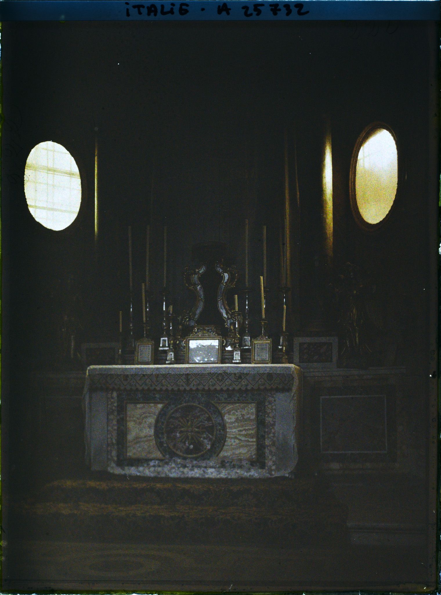 Image représentant Intérieur de la basilique Santa Maria d'Aracoeli (?)