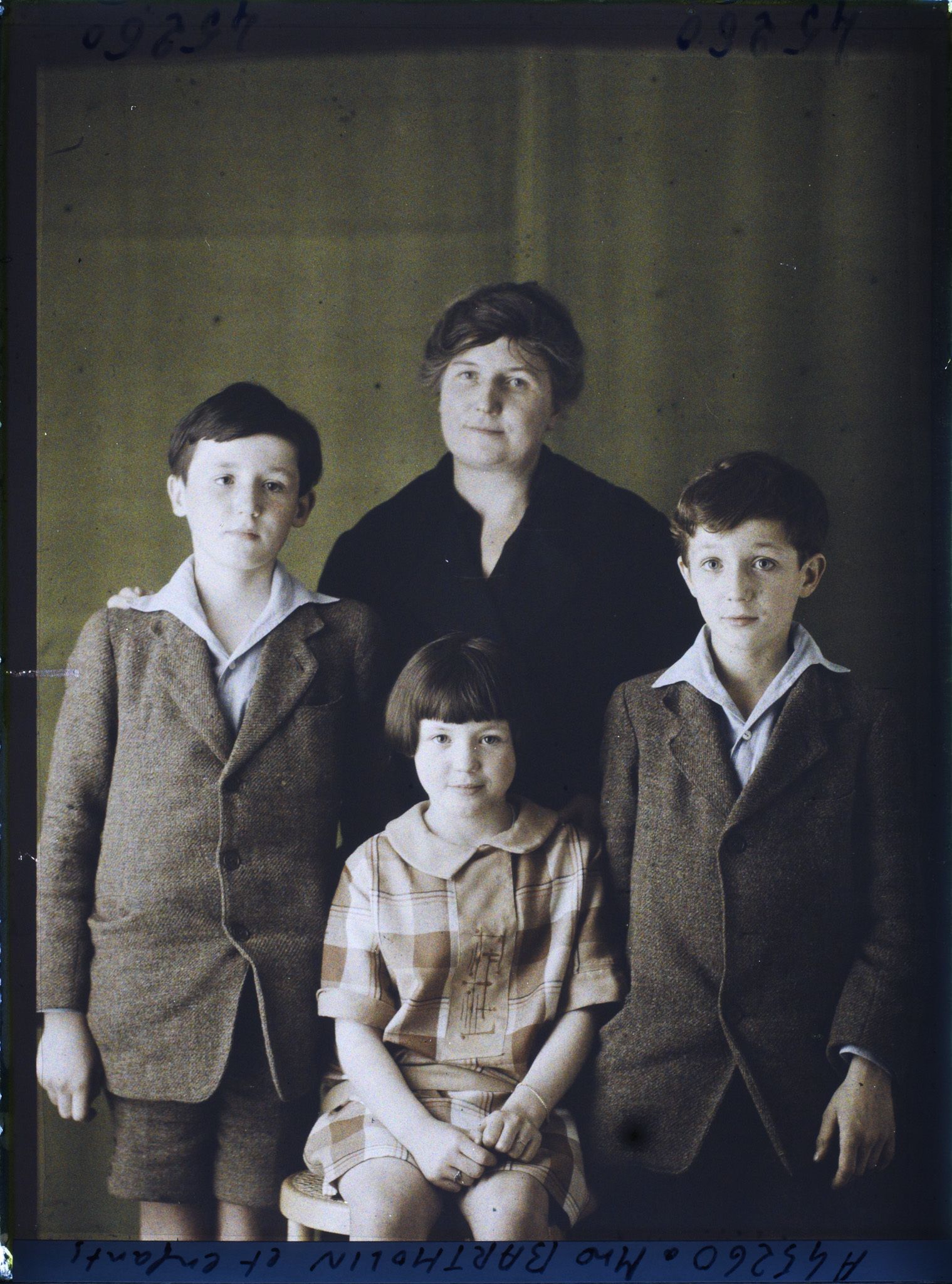 Image représentant https://musee-albert-kahn.s-museum.fr/home/NWQ2OTAwYzNmYjZlZTk1ZWQwODJmMjY4L2dlbmVyaWMtbm90aWNlLXRhYi9hdXRob3JpdHkvNjE3YTc5ZjVjZjhiODk2OGIzMzM3ZDIx/5d6900c3fb6ee95ed082f268/generic-notice-tab/authority/617a79ebcf8b8968b33367f6 Madame Bartholin et ses enfants