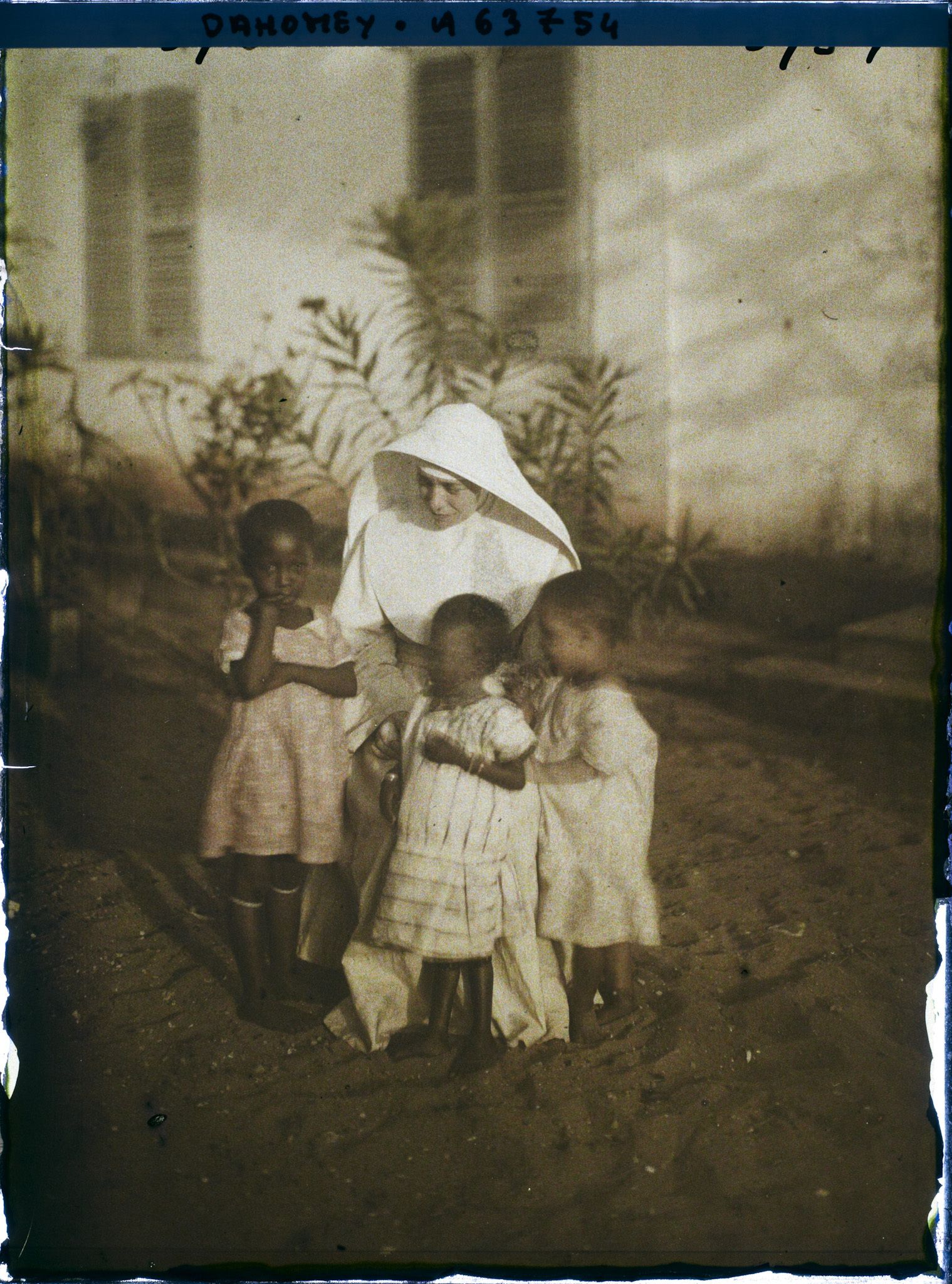 Image représentant La Mère supérieure de la mission catholique et trois petits enfants