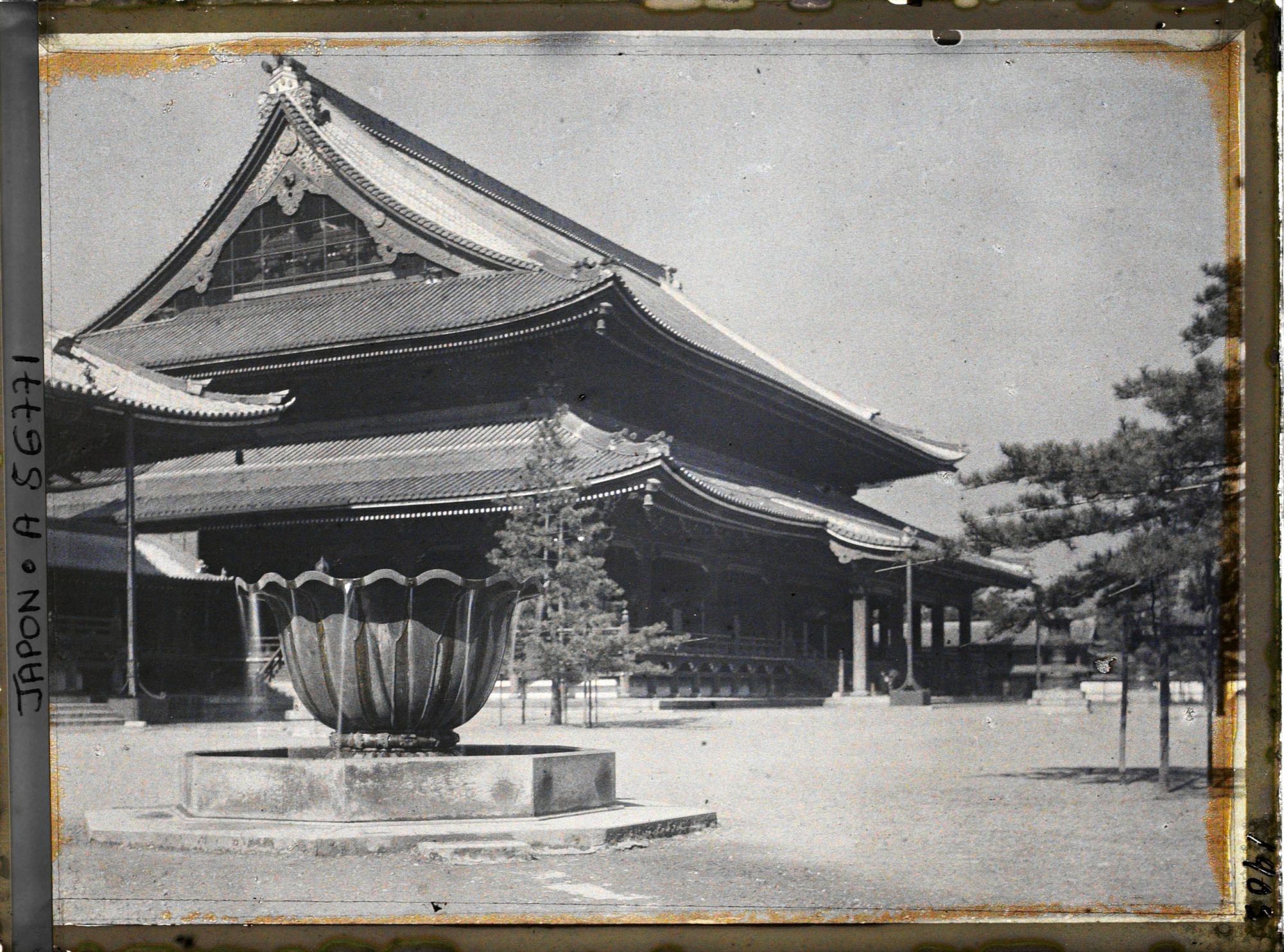Image représentant Temple Higashi-Hongan-ji : temizuya (fontaine pour les ablutions) devant le Goei-dô (Salle du Fondateur)