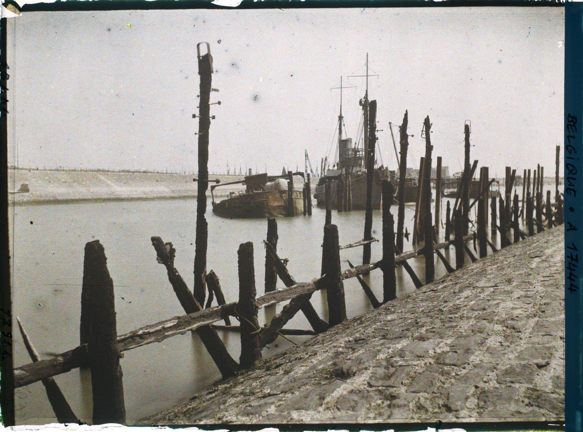 Image représentant Belgique, Zee Brugge, L'"Intrépide" coulé à l'entrée du Chenal