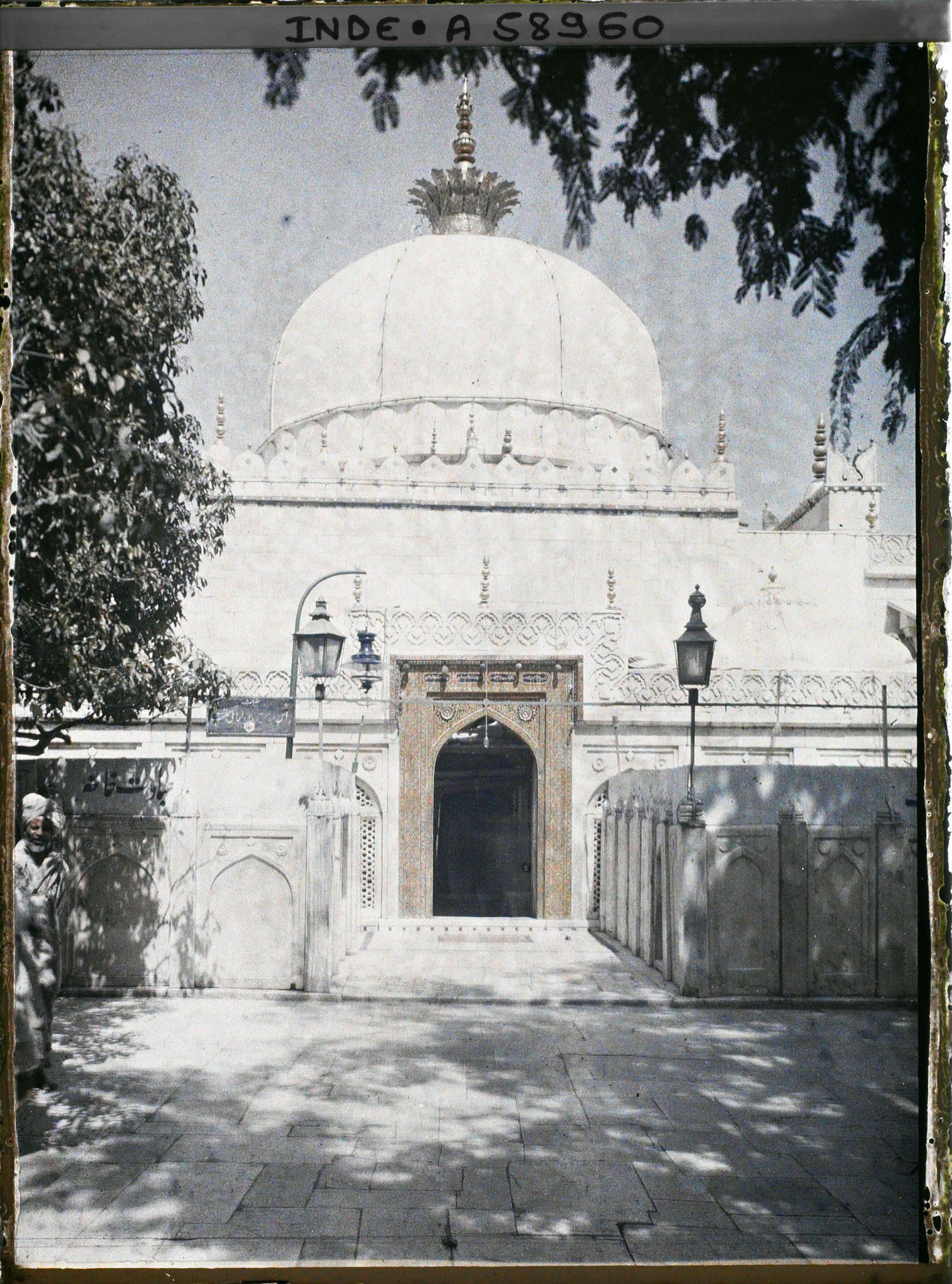 Image représentant Une des deux entrées du mausolée du saint musulman Khaja-ud-Din Chishti dans le dargâh Sharif