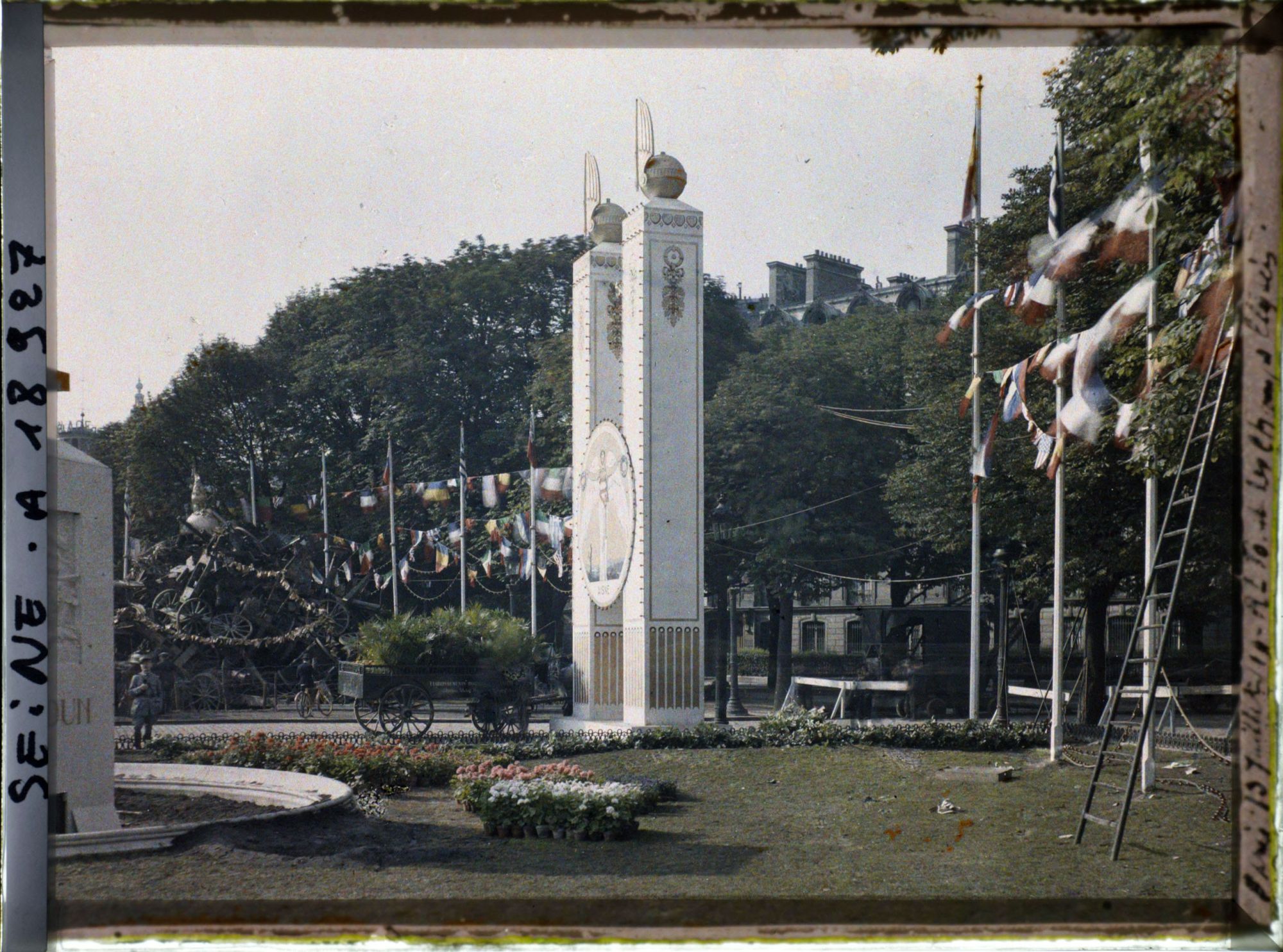 Image représentant Pylônes décoratifs et canons exposés sur le rond-point des Champs-Elysées pour les fêtes de la Victoire des 13 et 14 juillet (actuel rond-point Marcel-Dassault)