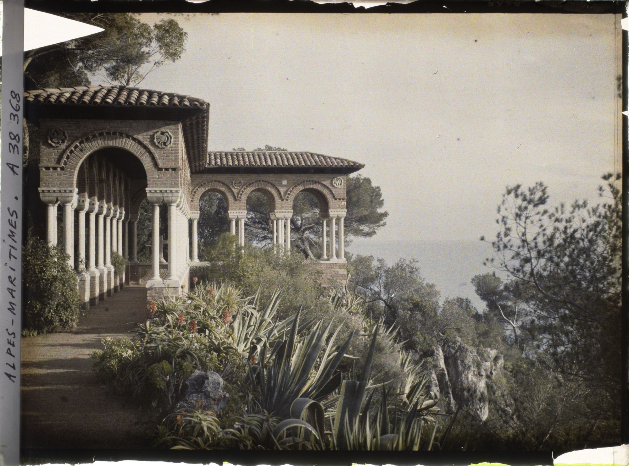 Image représentant Galerie byzantine du jardin de la villa Cypris, surplombant la mer