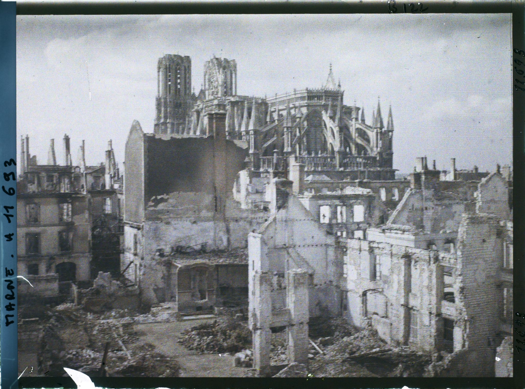 Image représentant France, Reims, Panorama de Ruines et Cathédrale
