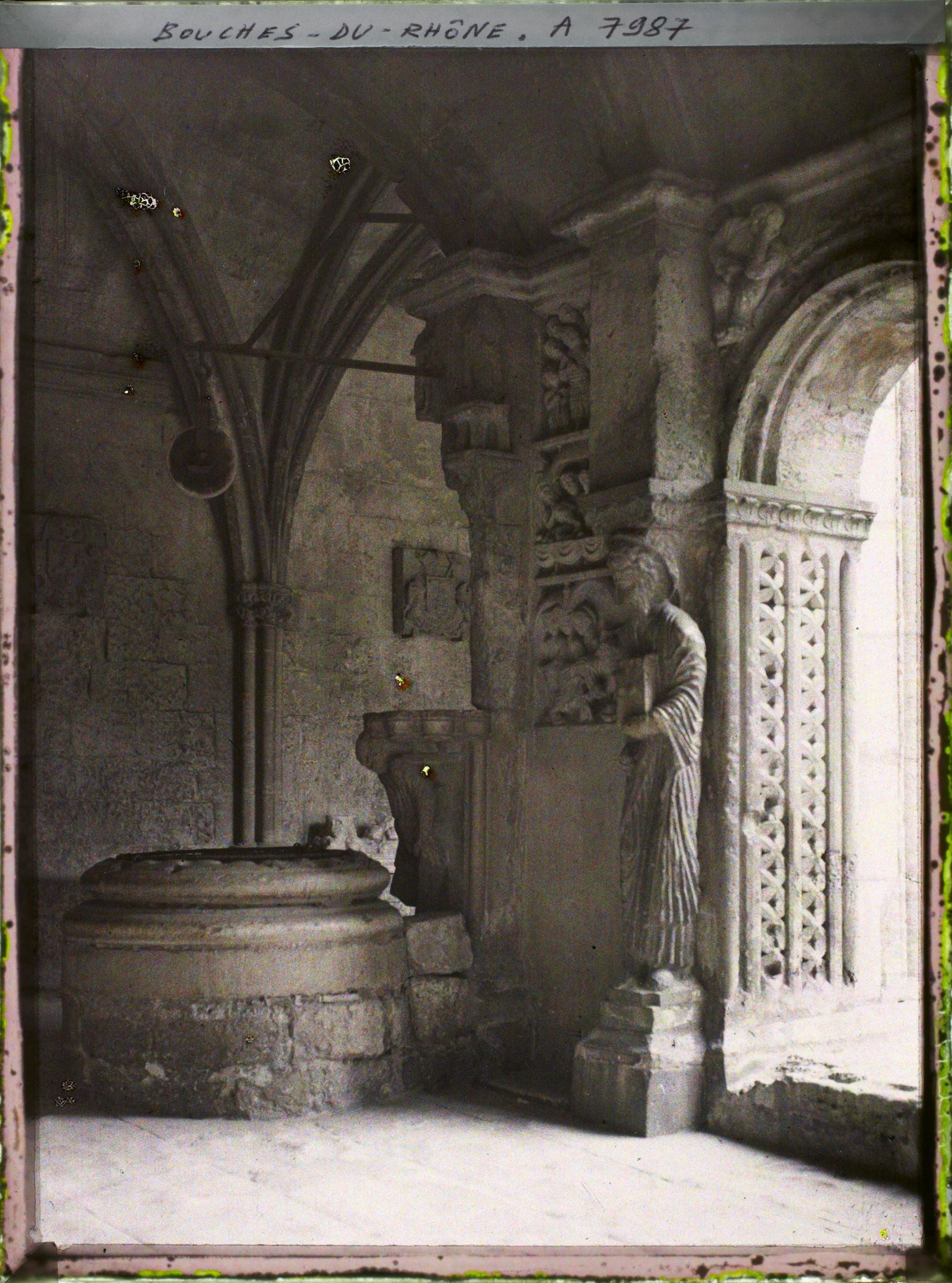 Image représentant Le puits du cloître, église Saint-Trophime