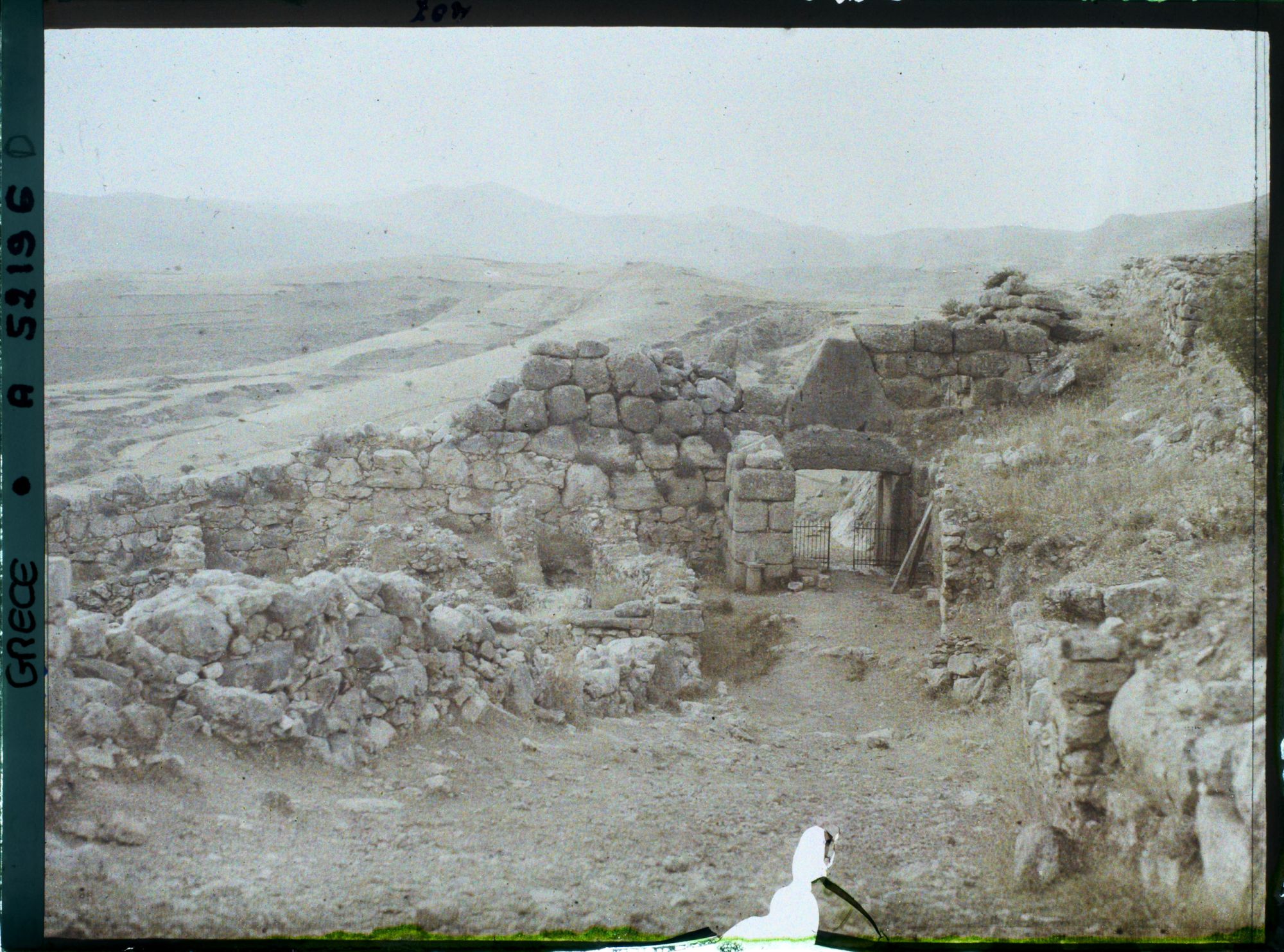 Image représentant La Porte des Lionnes (porte principale de l'Acropole, au nord-ouest). Vue de l'intérieur de l'enceinte