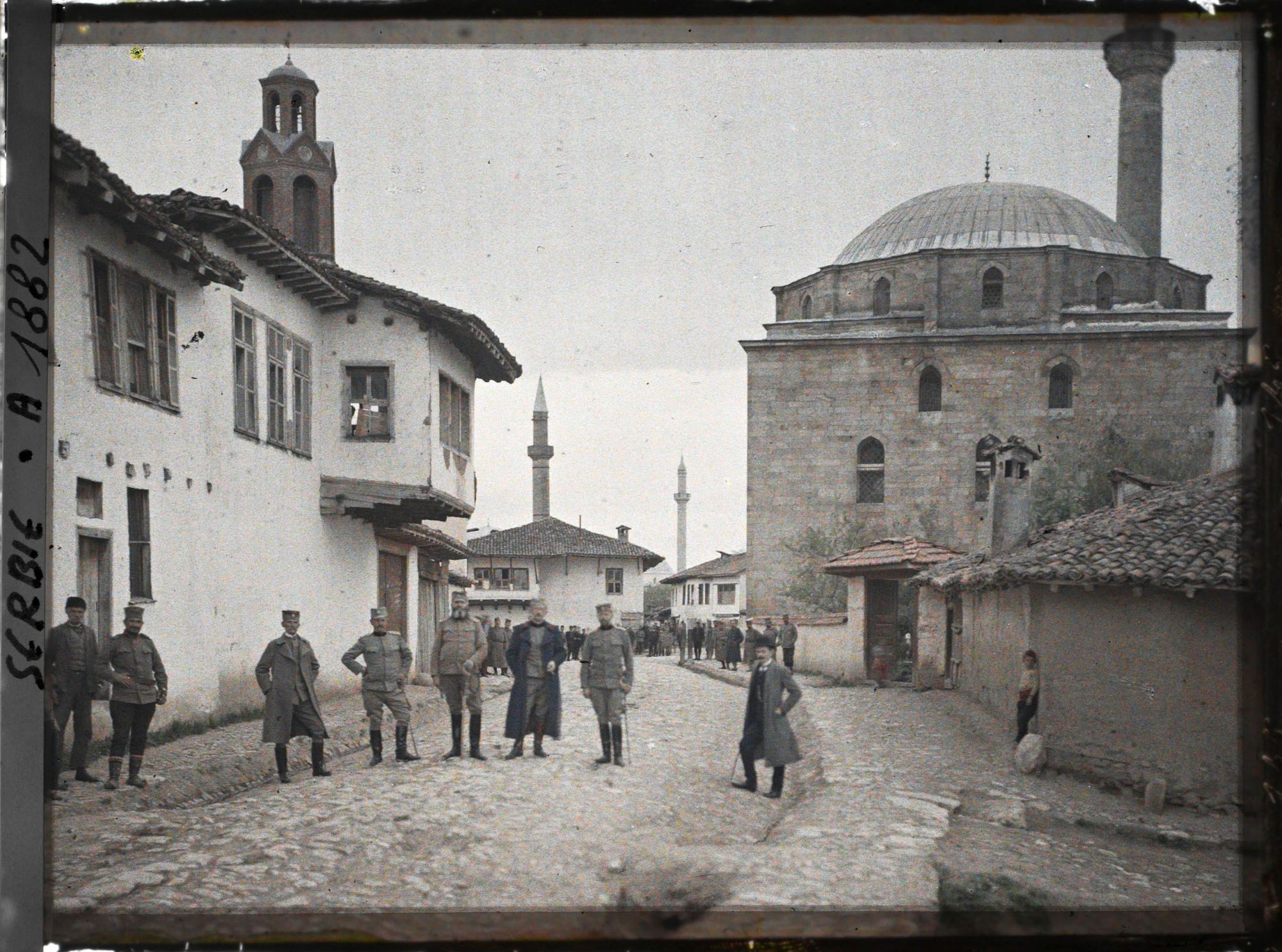Image représentant Les trois minarets et les officiers [serbes]