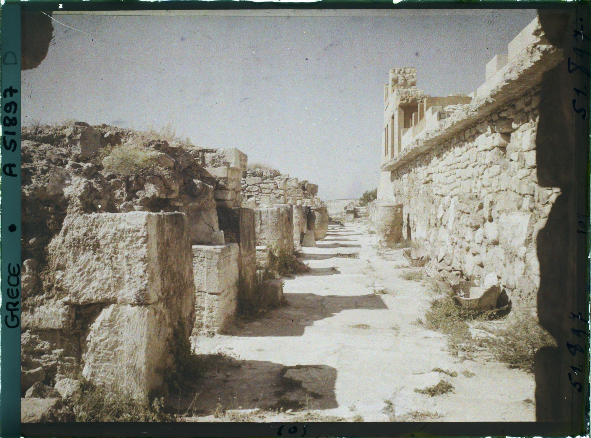Image représentant Dans la partie occidentale du Palais, le corridor des magasins (réserves de denrées), vu vers le nord