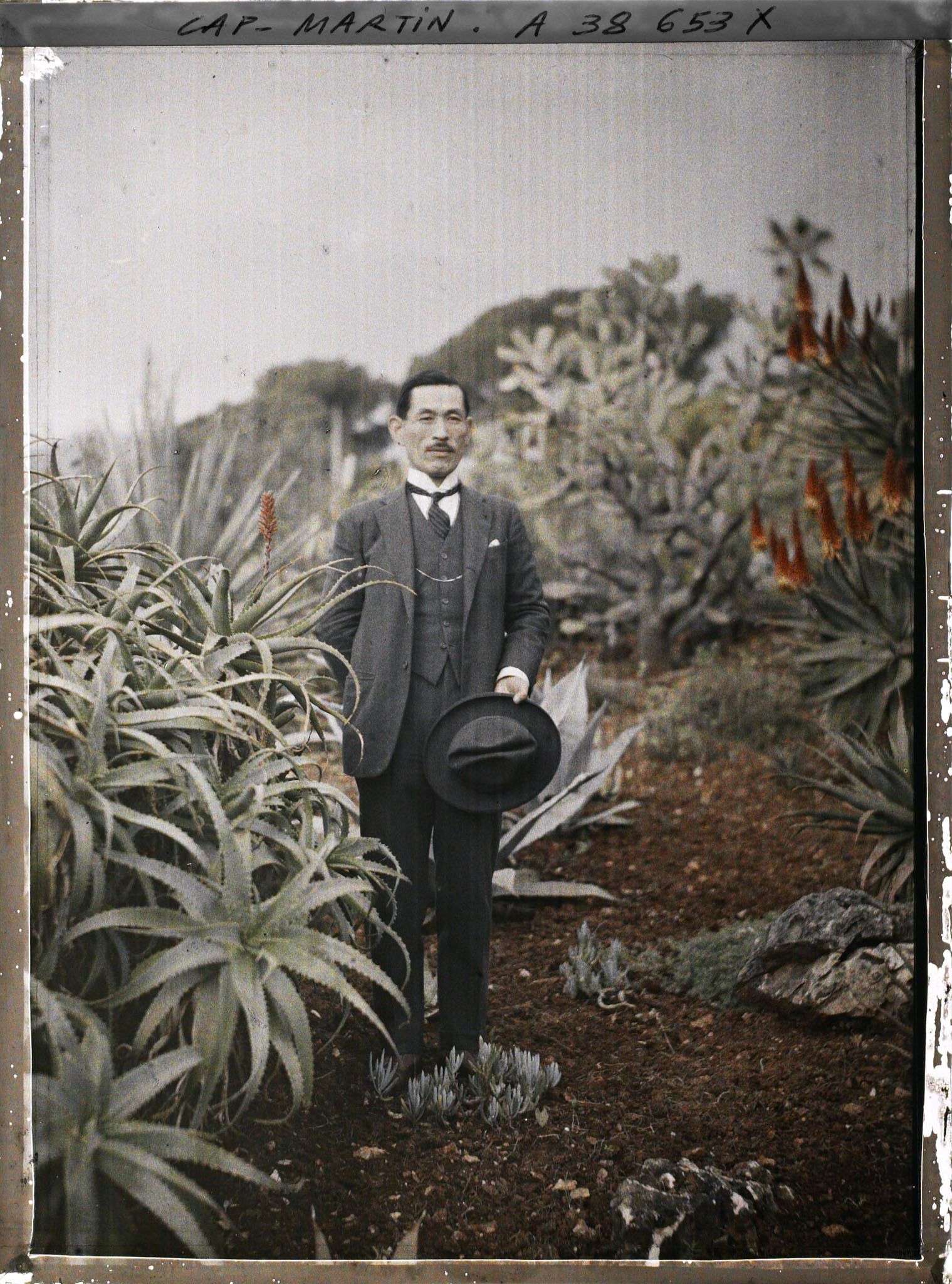 Image représentant Un médecin japonais, reçu par Albert Kahn en même temps que le prince et la princesse Kitashirakawa, dans le jardin de la villa