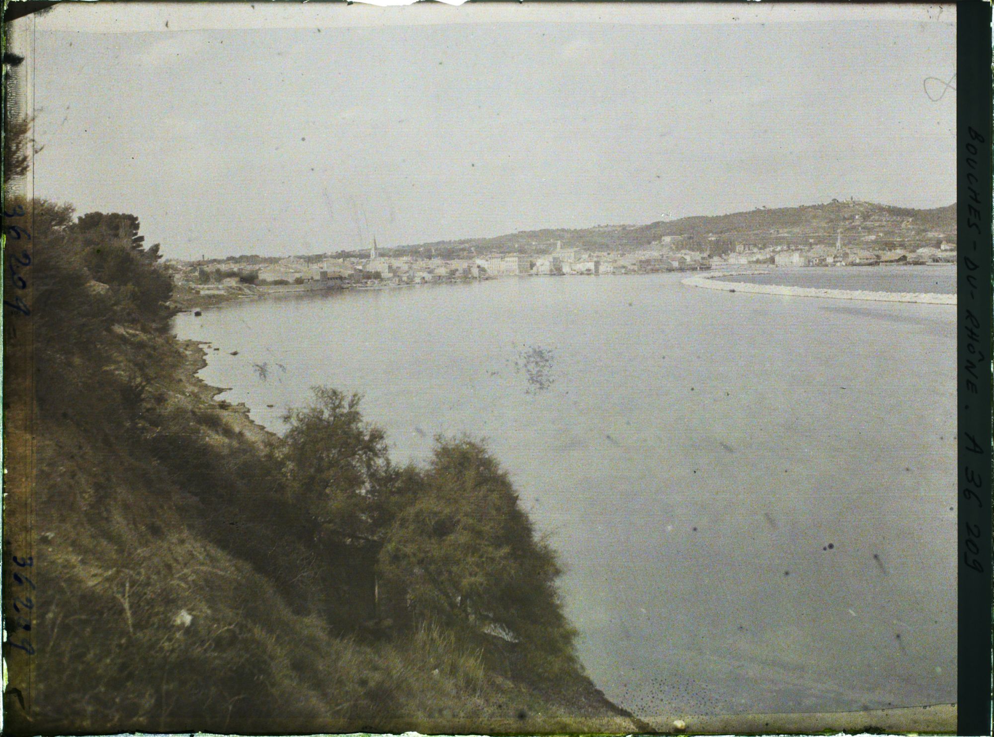 Image représentant Vue générale de la ville avec le canal de Marseille au Rhône