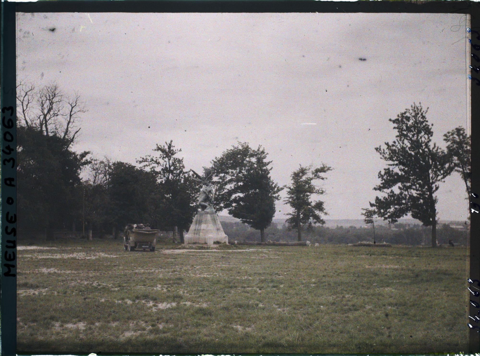 Image représentant France, Verdun, La Place de la Roche et le monument de Rodin