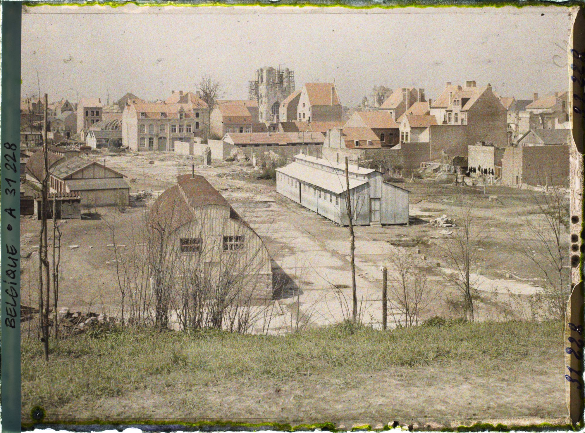 Image représentant Belgique, Ypres, Vue Générale prise des remparts de la porte de Menin vers les Halles
