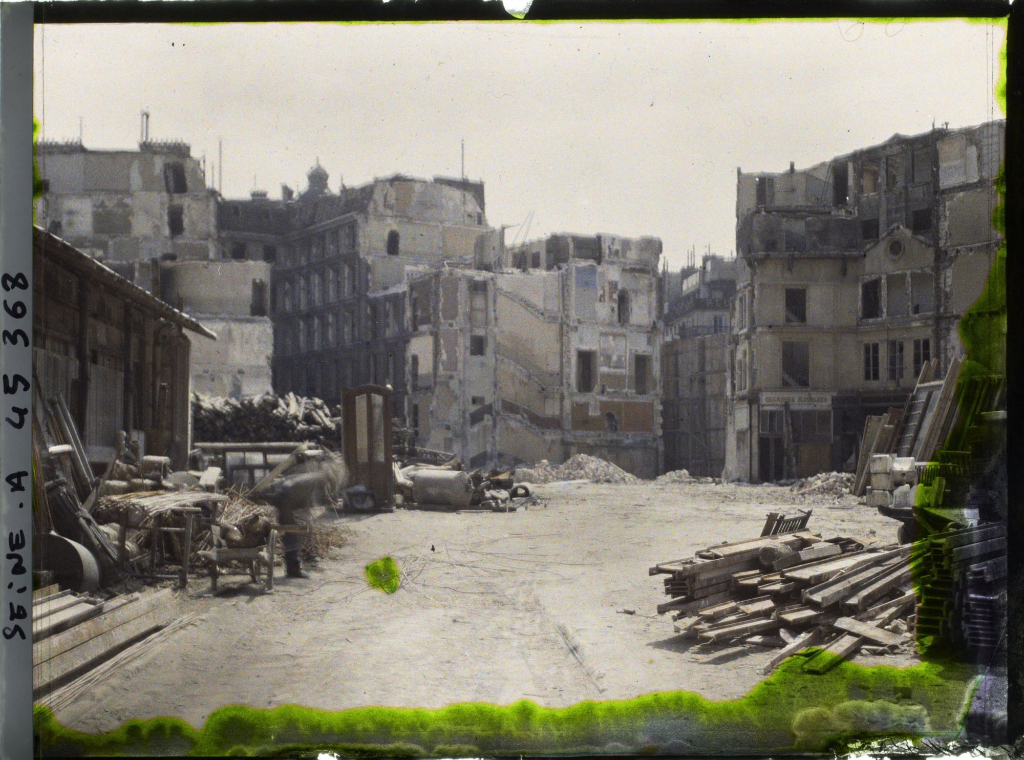 Image représentant Les démolitions du boulevard Haussmann, prises depuis la rue Le Peletier vers le boulevard des Italiens