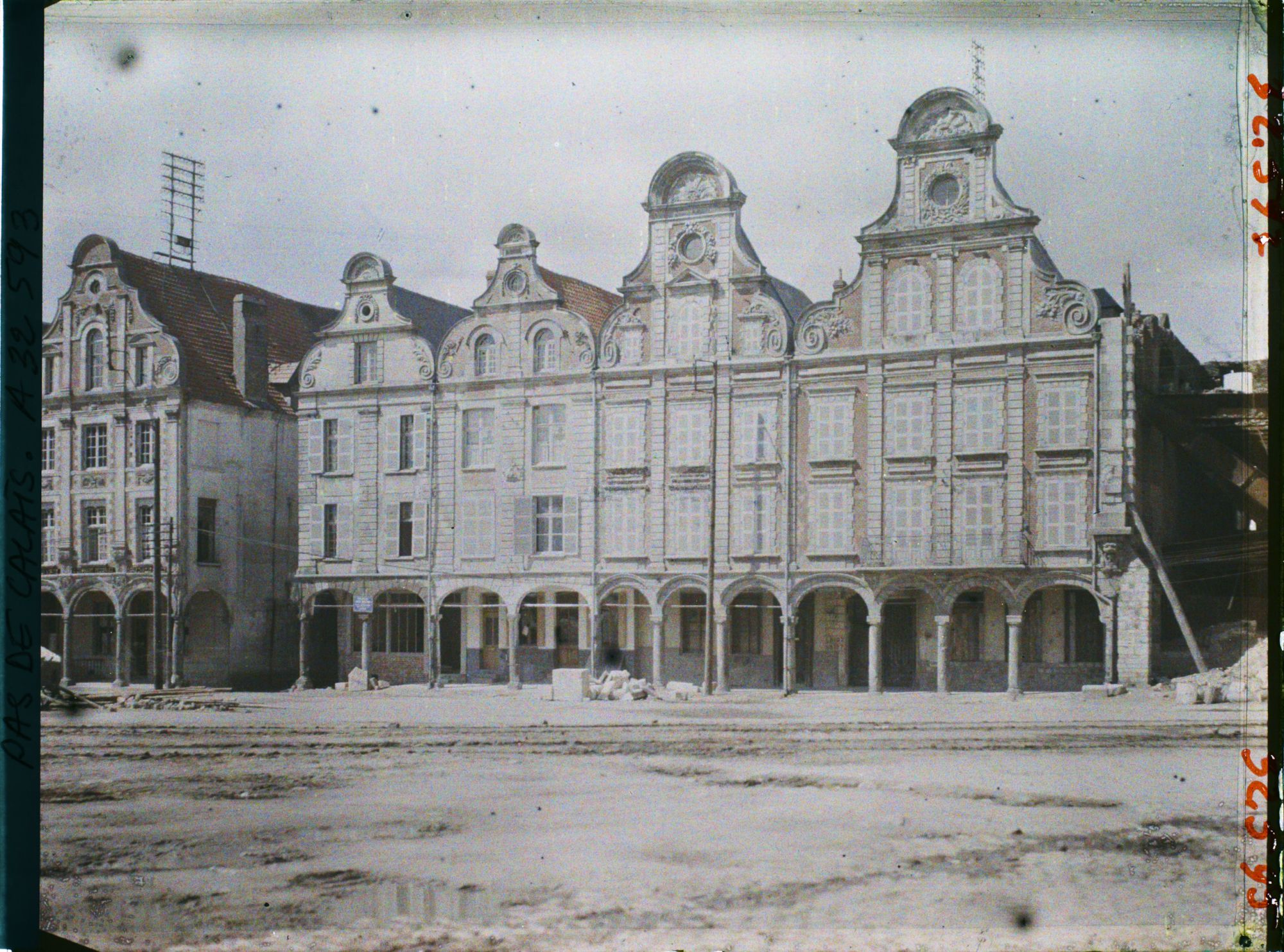 Image représentant France, Arras, Grande Place, Groupe de maisons remises en état