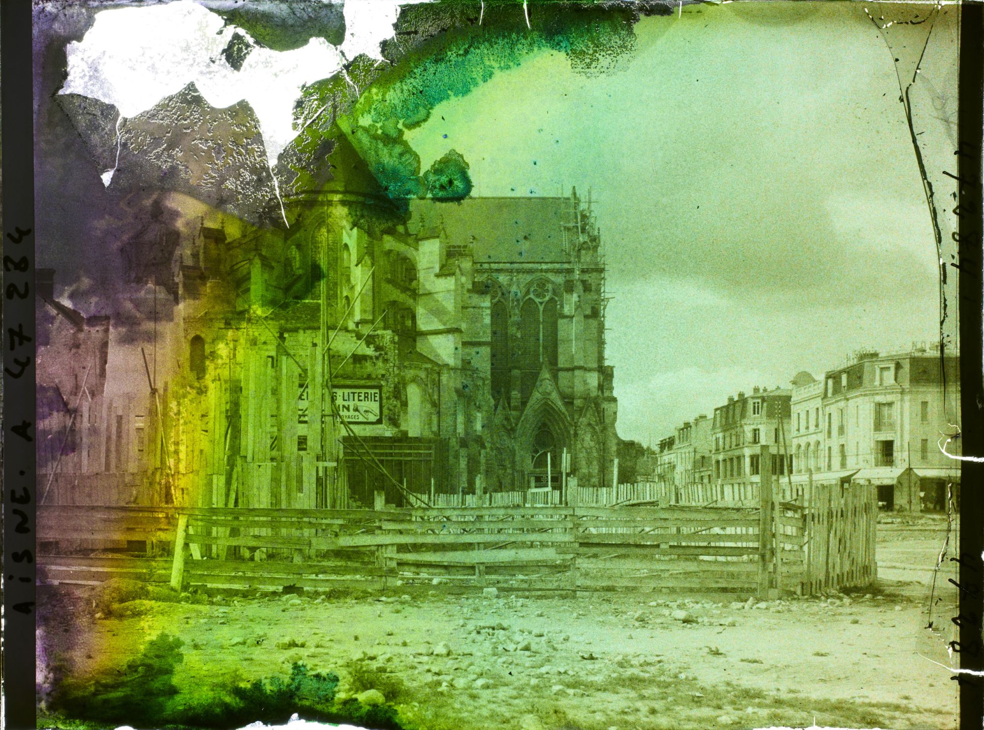 Image représentant France, Soissons, Abside de la Cathédrale et Monumt aux morts en exécution