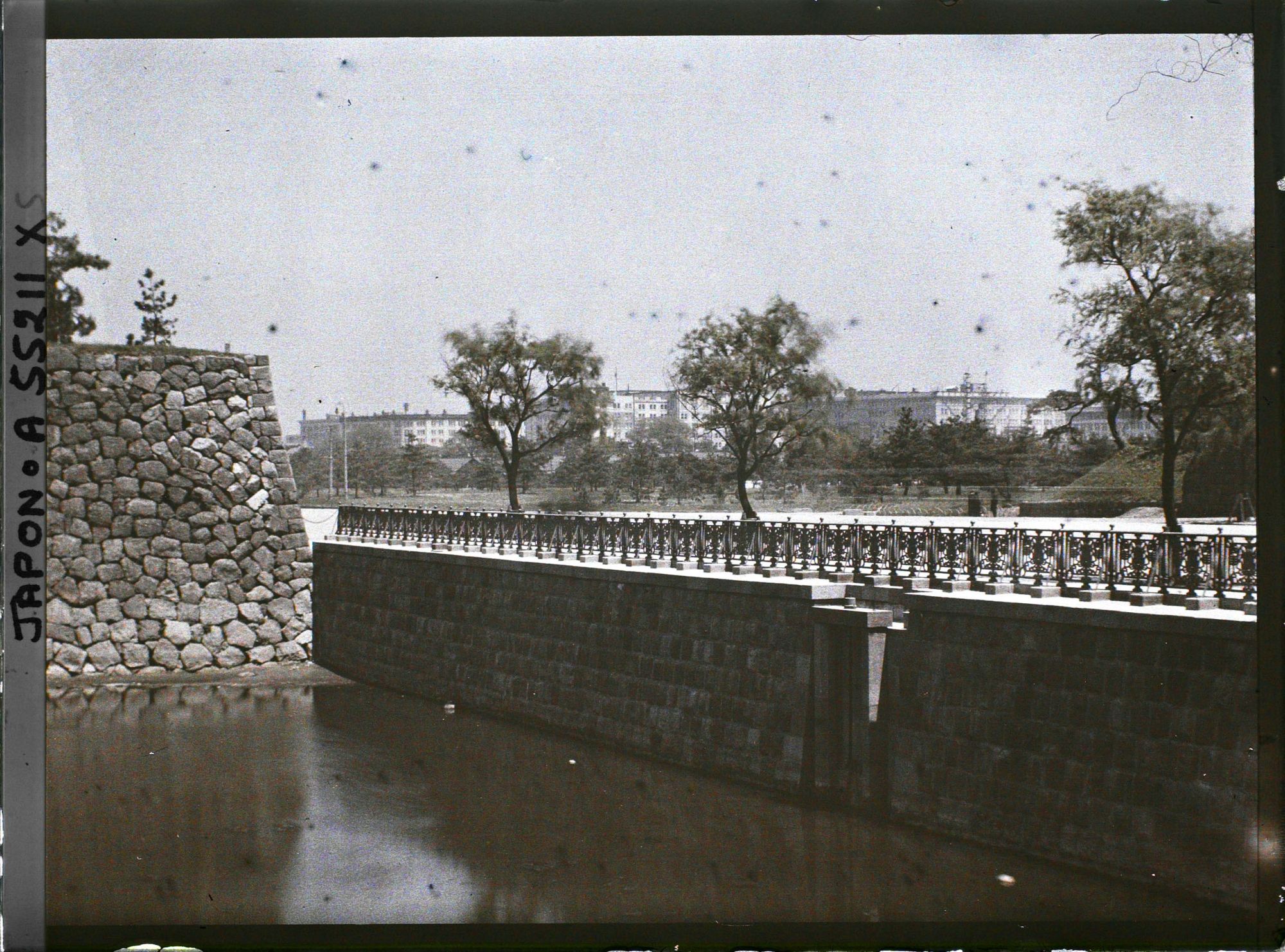 Image représentant Le quartier de Marunouchi depuis les fossés du palais impérial