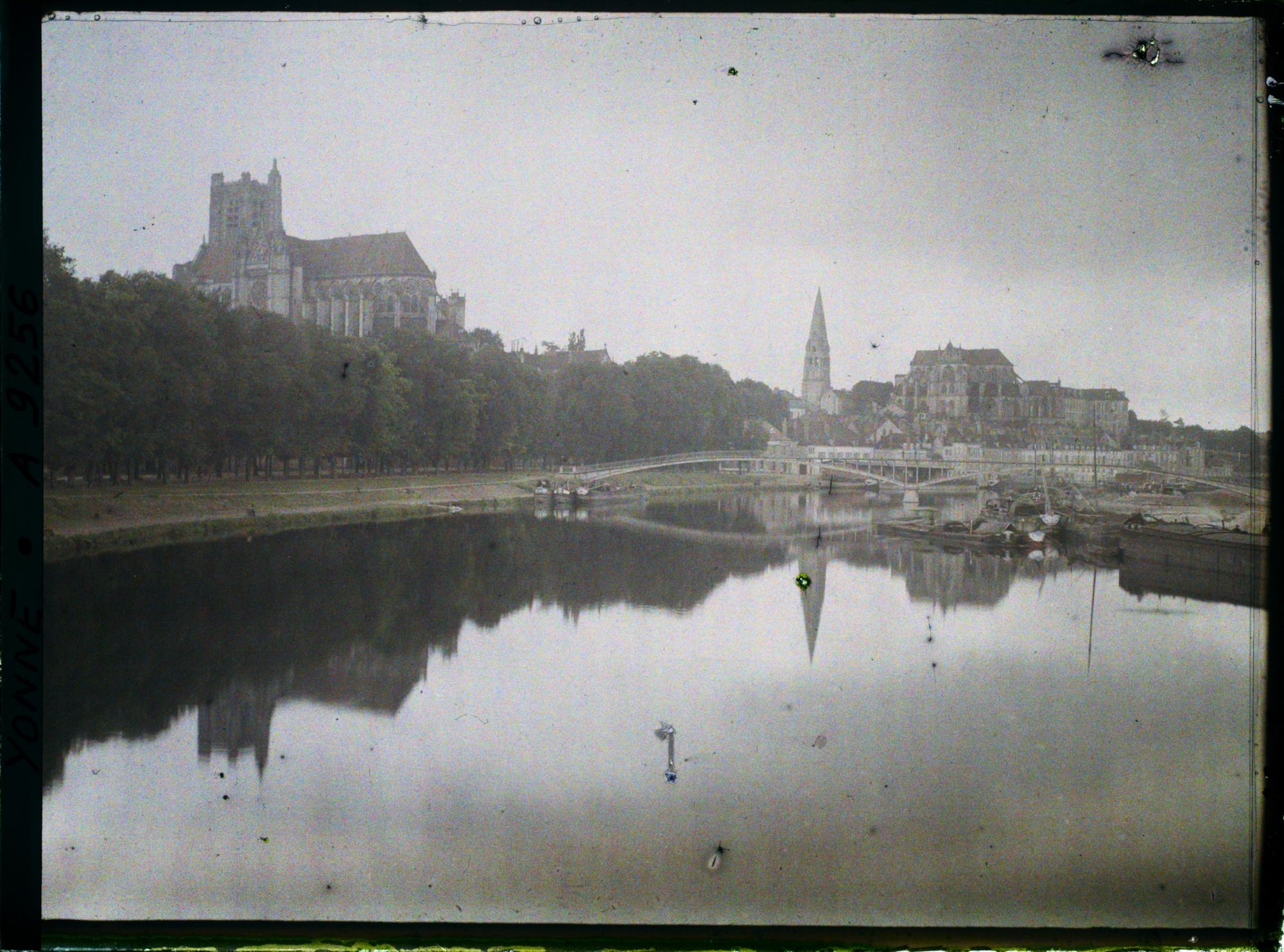 Image représentant La cathédrale Saint-Etienne d'Auxerre et l'Yonne, vue prise depuis le pont Paul Bert