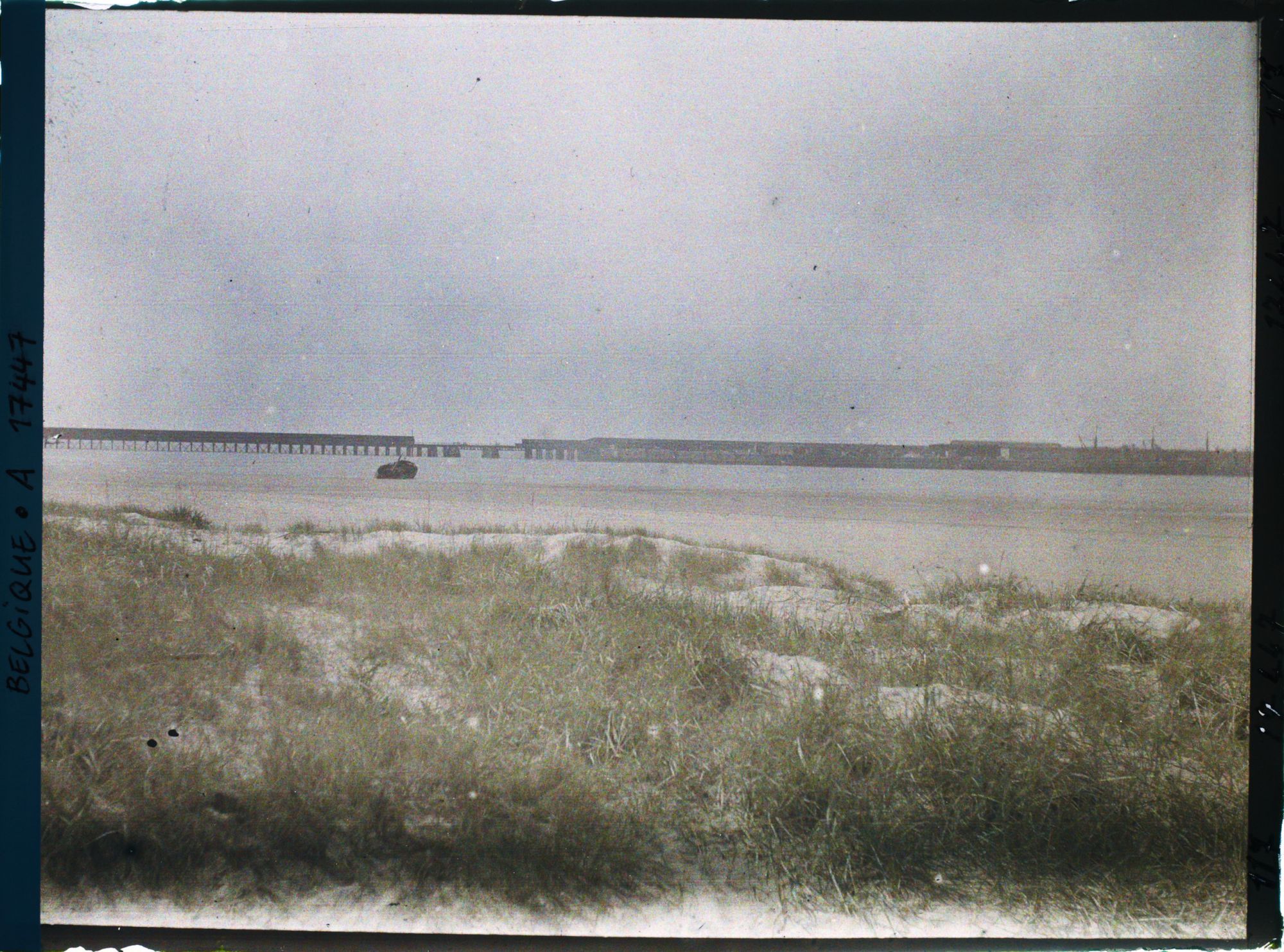 Image représentant Belgique, Zee Brugge, La brèche du môle faite par un sous-marin Anglais chargé de 10 000 Kos de dynamite