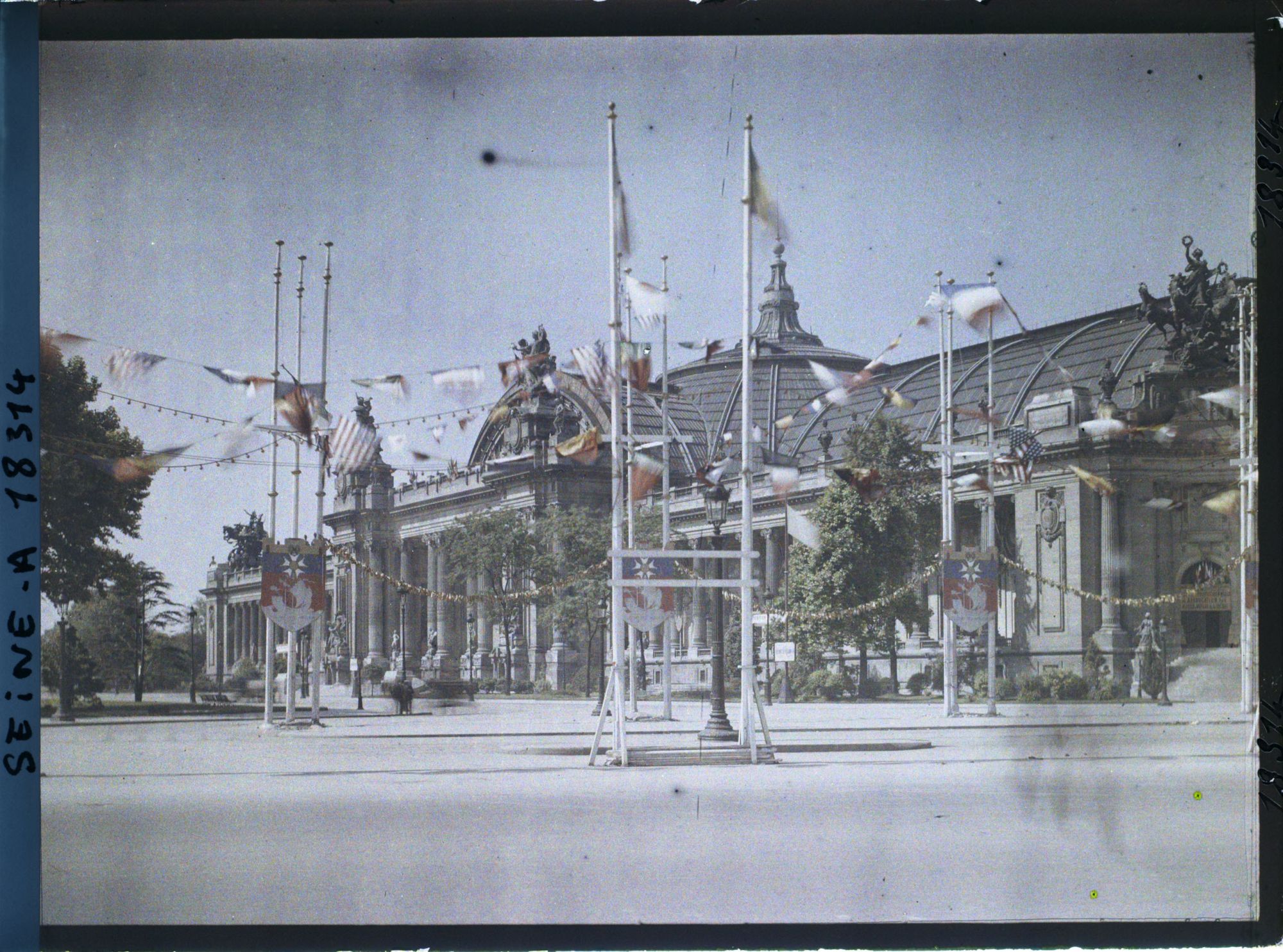 Image représentant Le Grand Palais et l'avenue des Champs-Elysées décorés après les fêtes de la Victoire des 13 et 14 juillet 1919