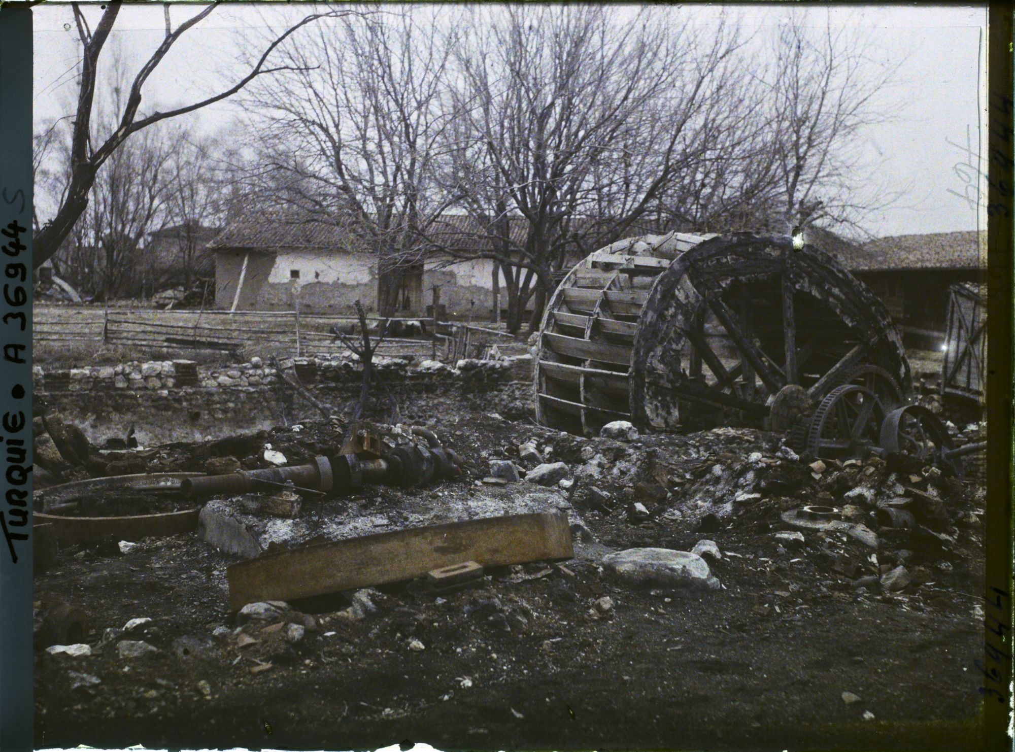 Image représentant Ruines d'un moulin à eau brûlé