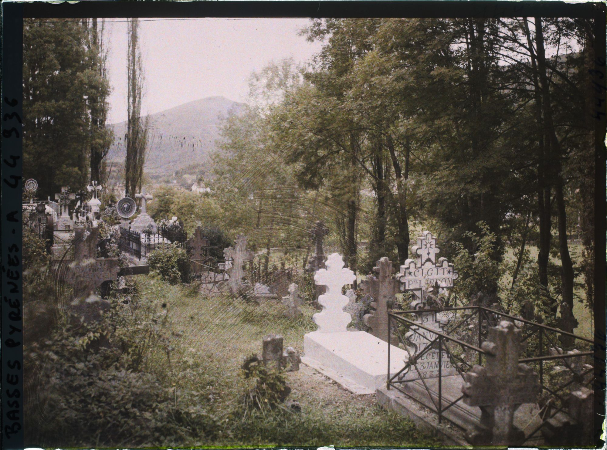 Image représentant France, St Jean Pied de Port, La Cimetière et les Montagnes