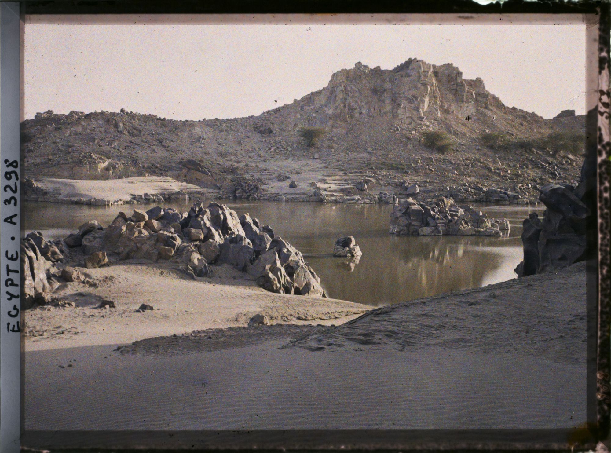 Image représentant Rives granitiques du Nil au nord d'Assouan