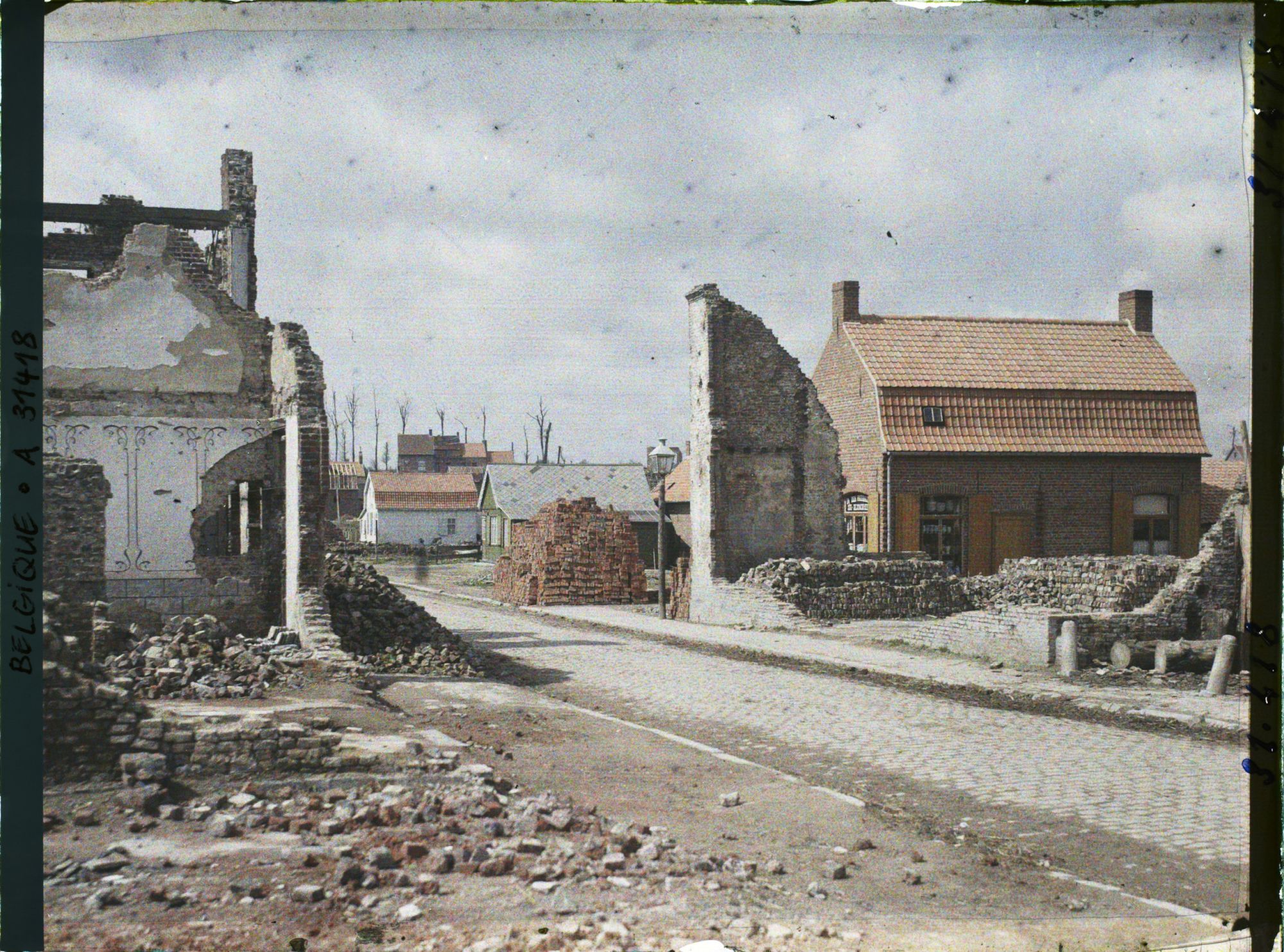 Image représentant Belgique, Neuve Eglise, Ruines et nouvelles maisons