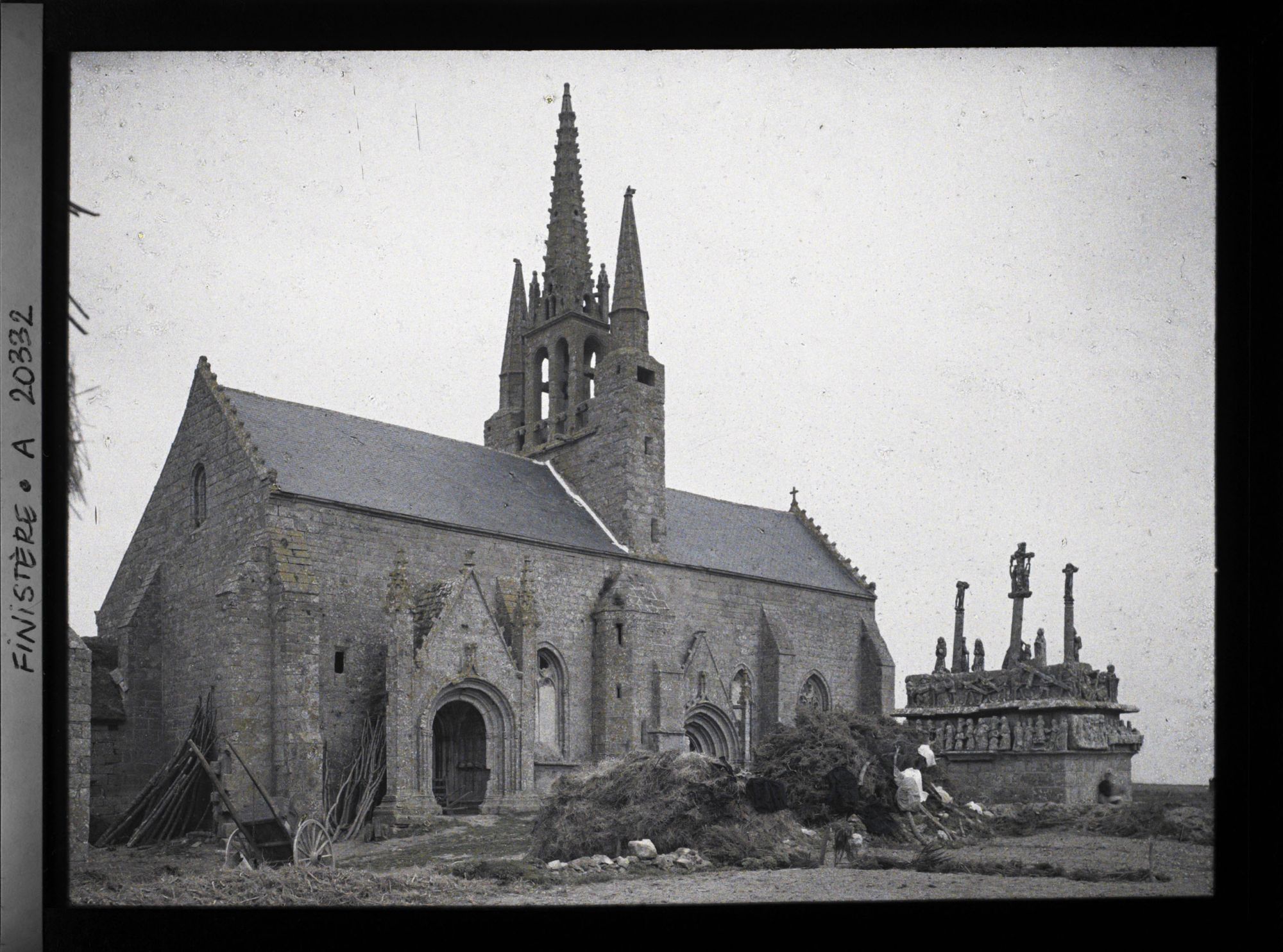 Image représentant La chapelle Notre-Dame-de-Tronoën et le calvaire