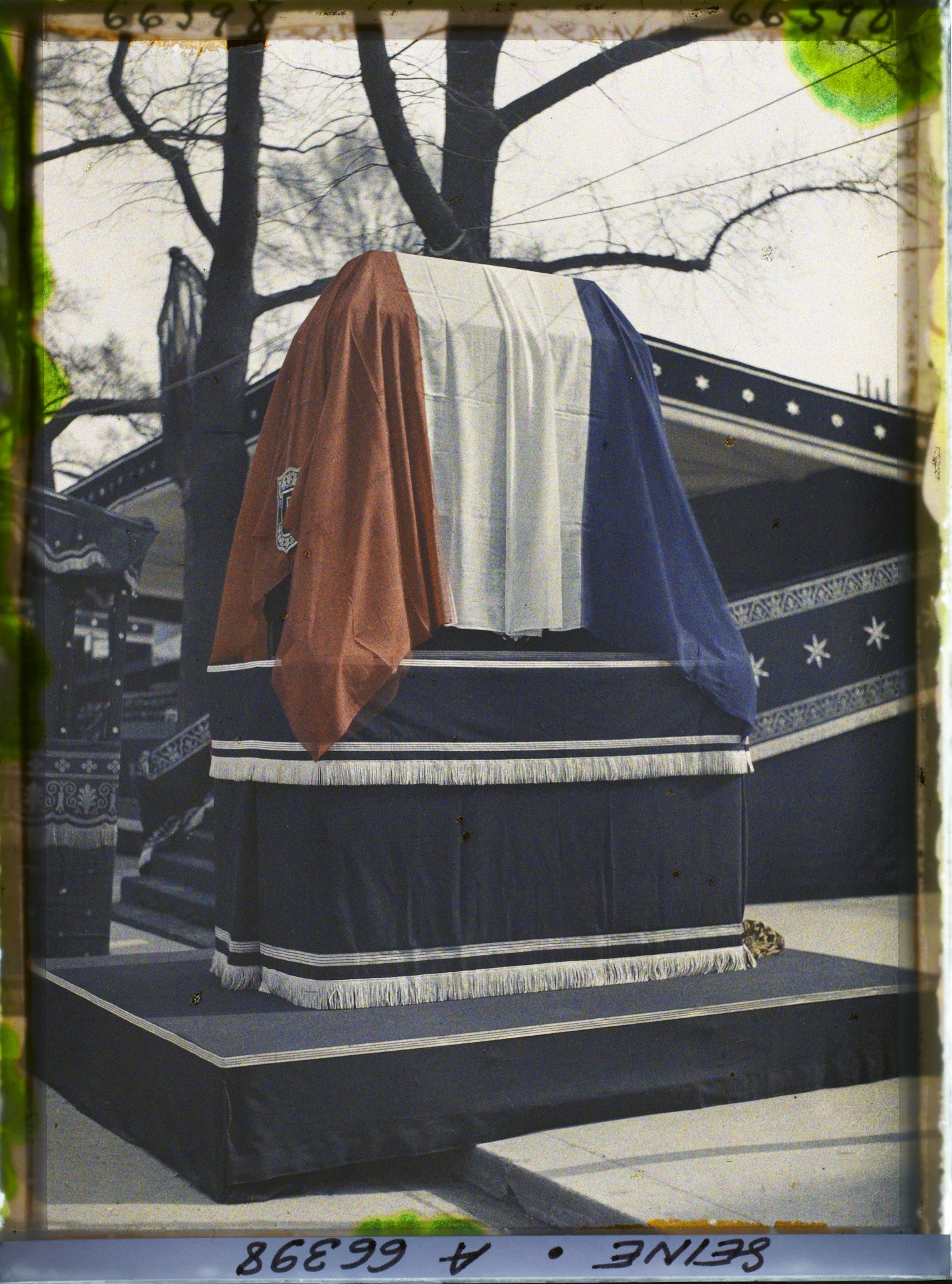 Image représentant Les funérailles d'Aristide Briand, le catafalque devant le ministère des Affaires Étrangères