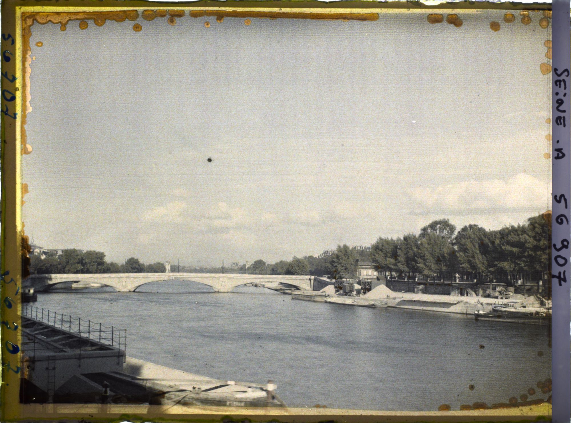 Image représentant Le ciel de Paris le jour de la signature du pacte Briand-Kellogg (vue sur le pont des Invalides depuis le port de la Conférence)
