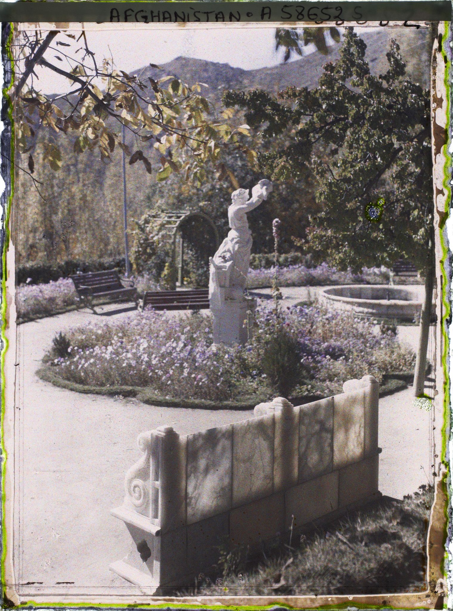 Image représentant Dans le Jardin du Palais royal (Bâlâ Bâgh, "jardin d'en haut"), le rond-point