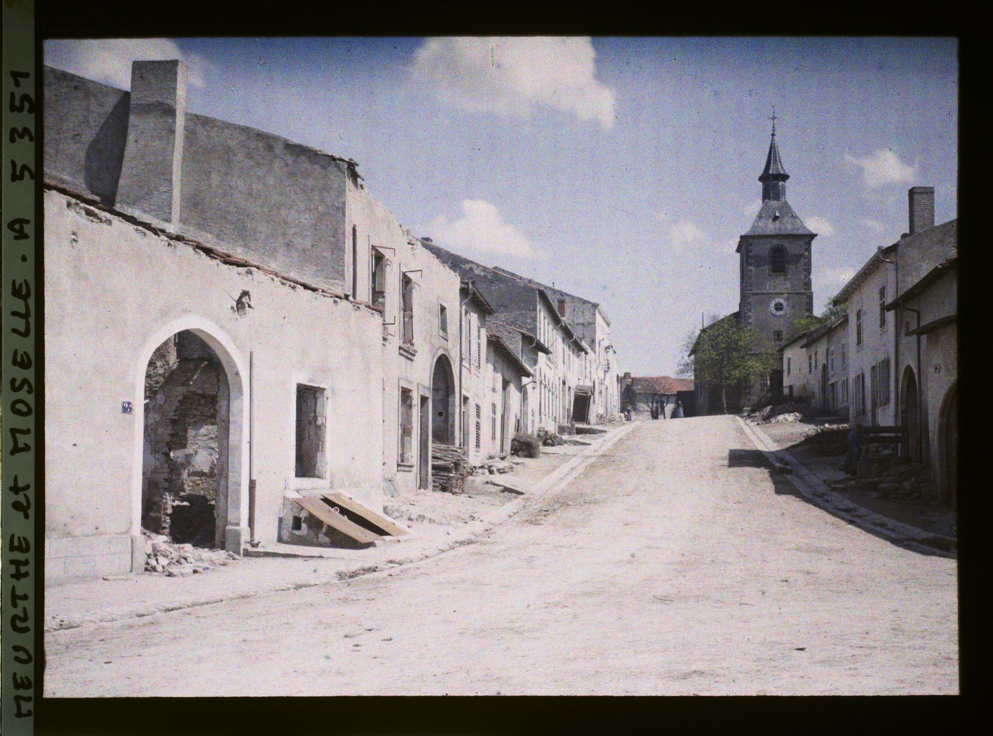Image représentant France, Crévic, La rue montante de l'Eglise et l'Eglise