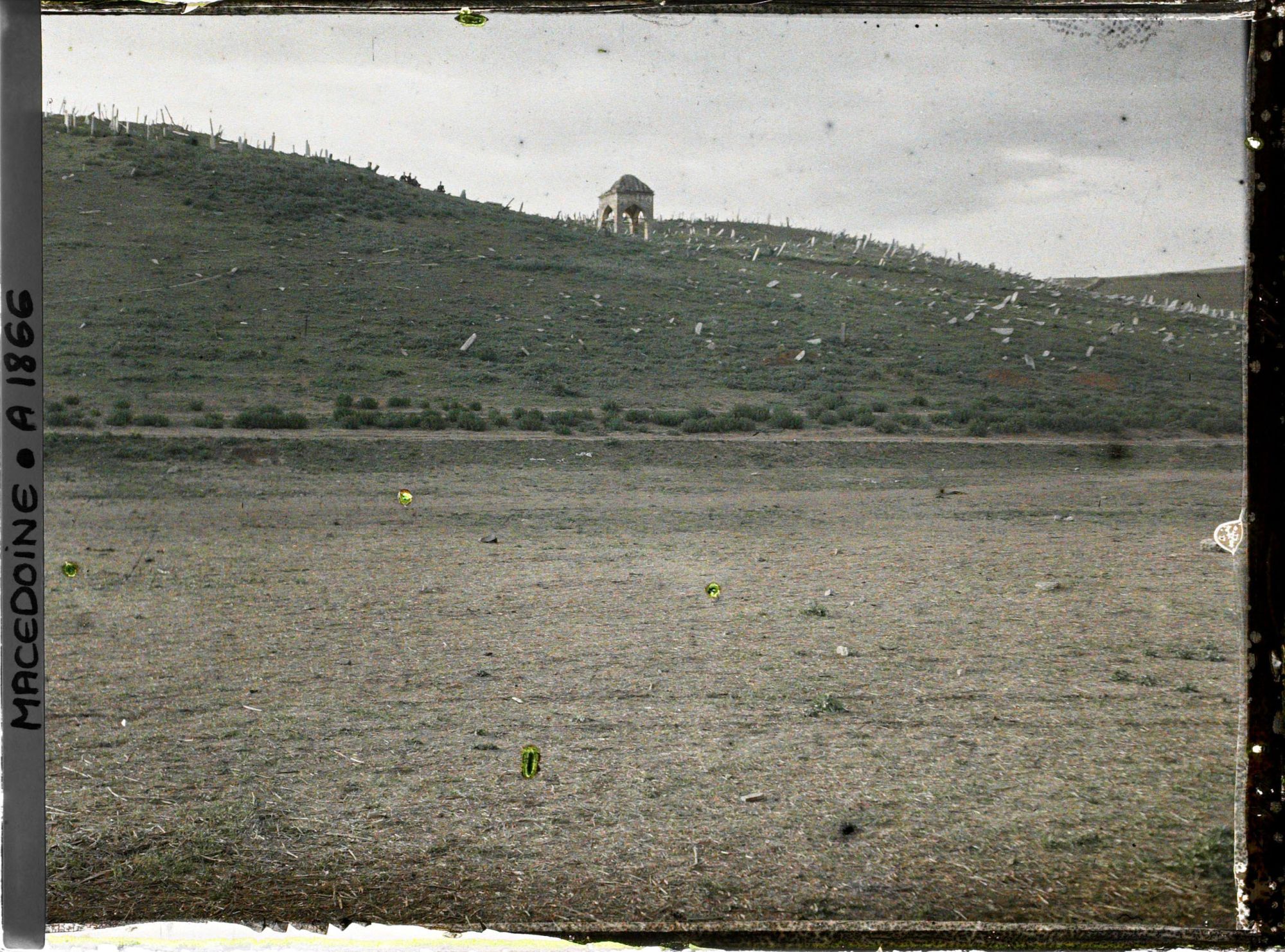 Image représentant Cimetière turc de Gazi Baba sur fond de ciel noir