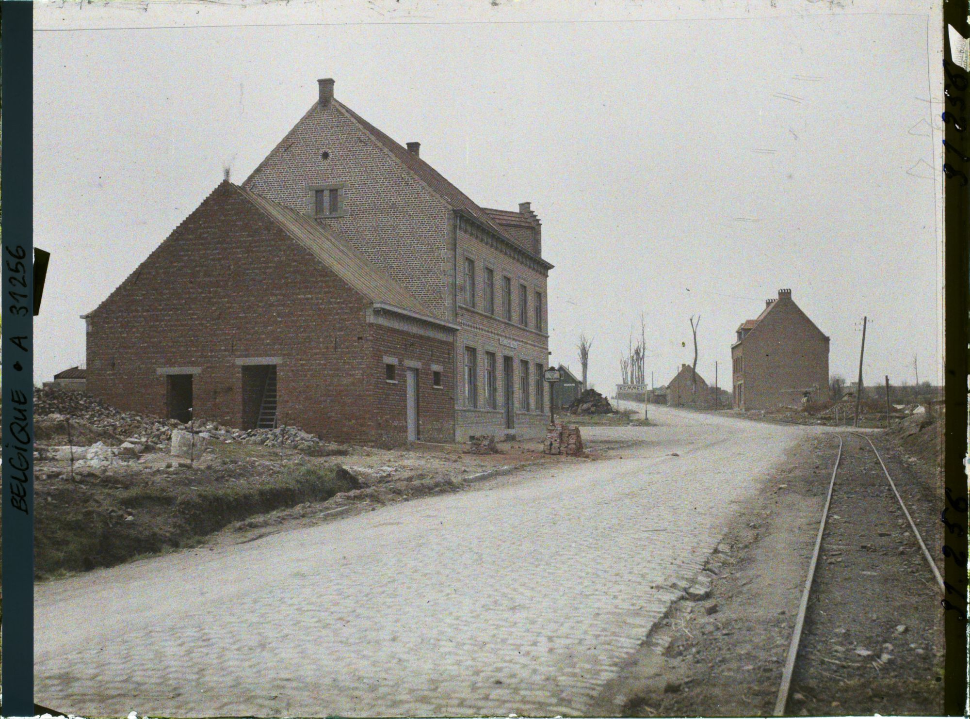 Image représentant Belgique, Kemmel, Entrée du Village et route d'Armentières