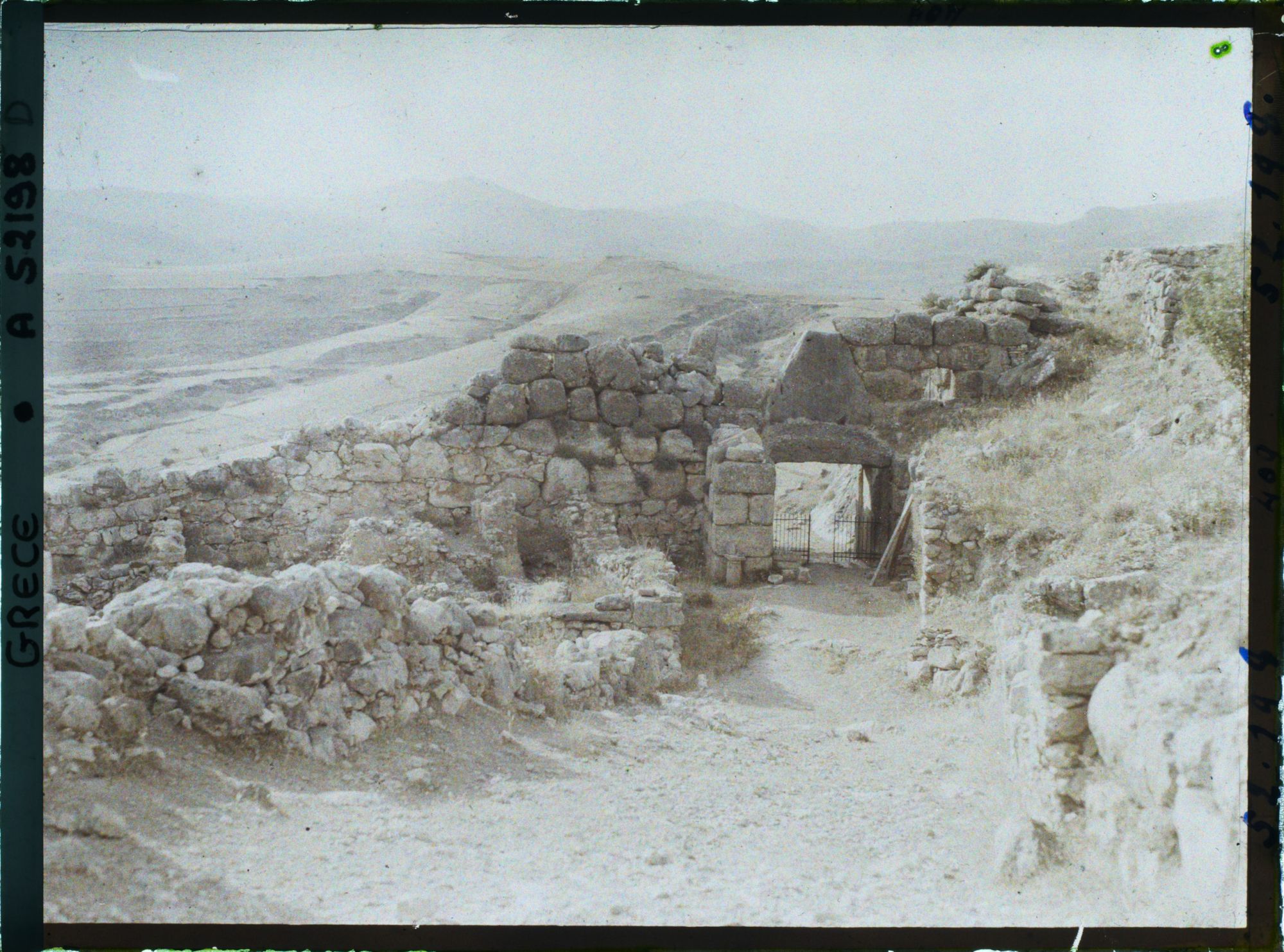 Image représentant La Porte des Lionnes (porte principale de l'Acropole, au nord-ouest). Vue de l'intérieur de l'enceinte
