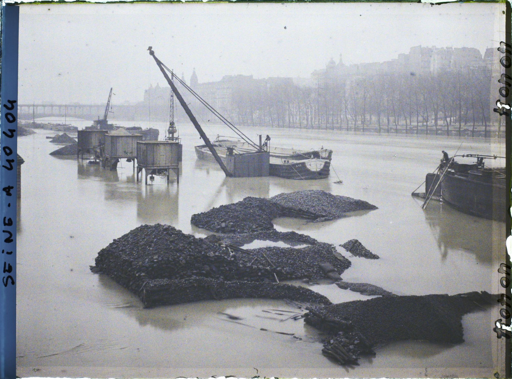 Image représentant La crue de la Seine depuis le quai Branly vers le viaduc de Passy, actuel pont de Bir-Hakeim