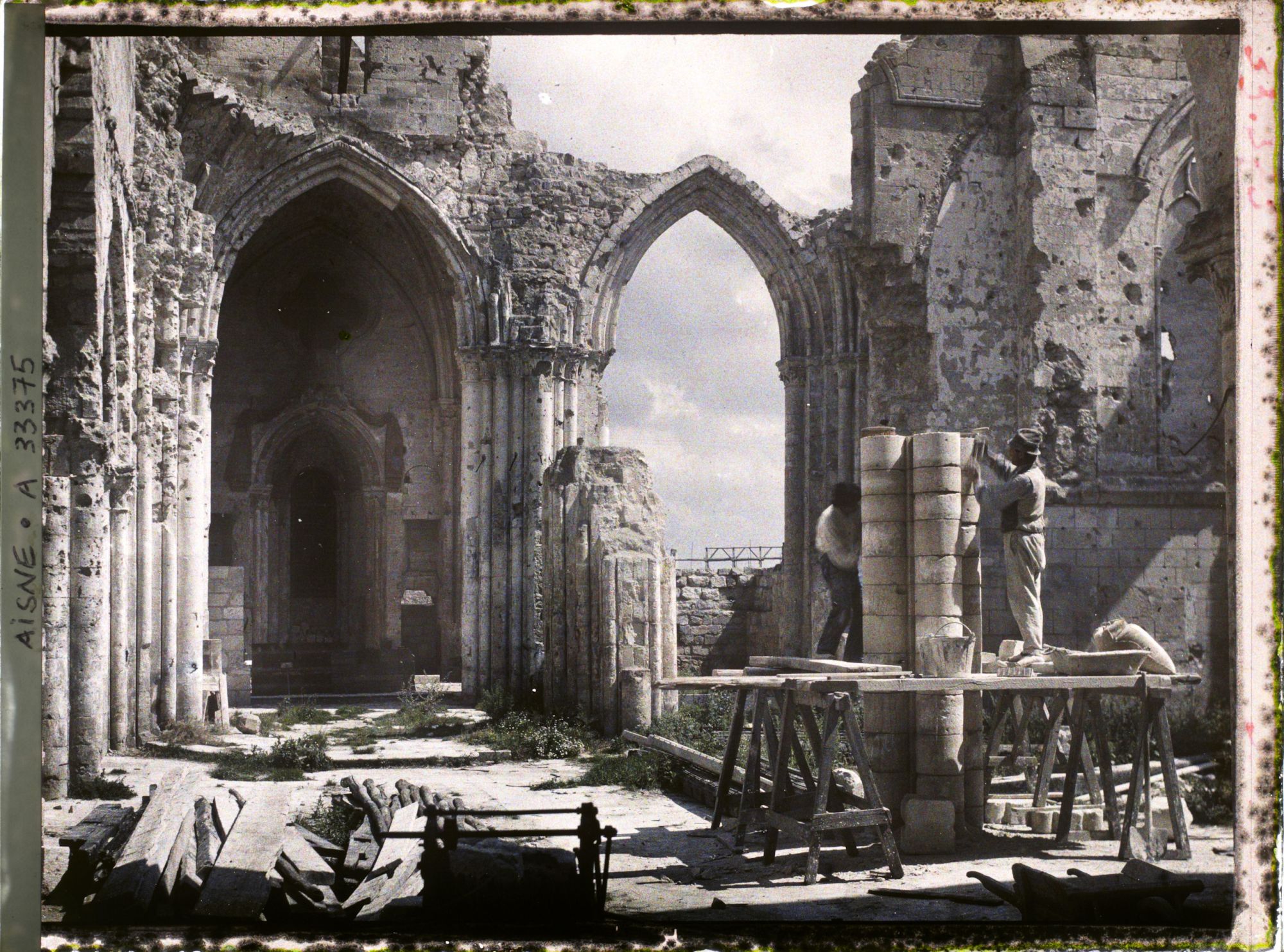 Image représentant France, Vailly, Restauration de l'Eglise :  Ouvriers italiens au travail