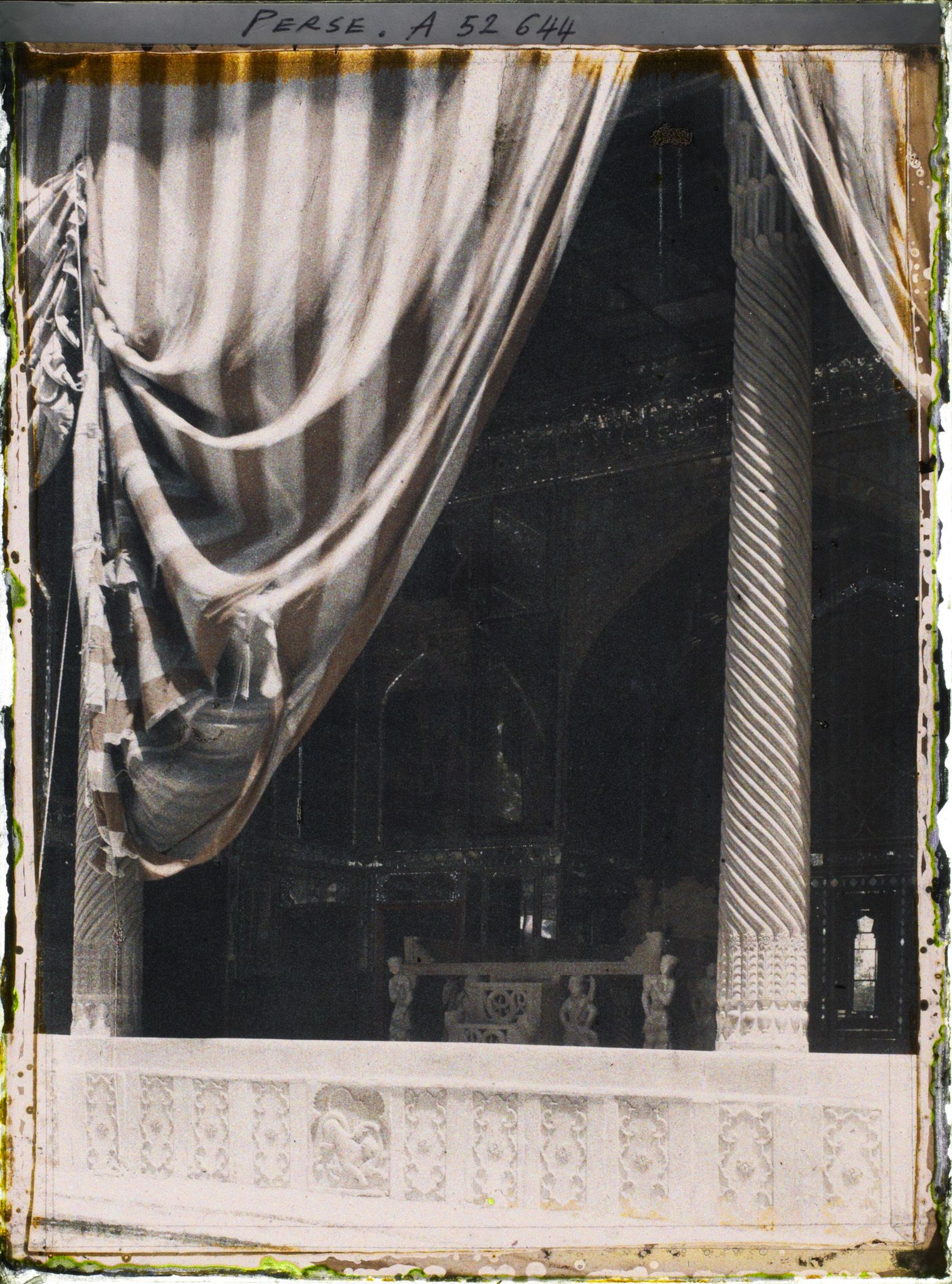 Image représentant Dans l'Arg (la citadelle royale), la salle du Takht-e-Marmar (Trône de marbre) dans la cour des jets d'eau