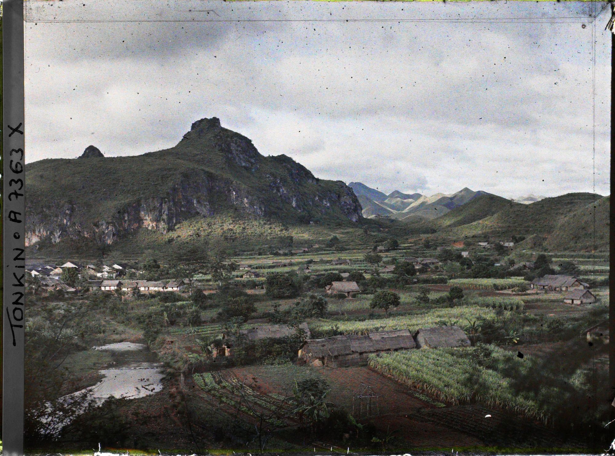 Image représentant Un panorama sur le village et les montagnes, pris du poste militaire