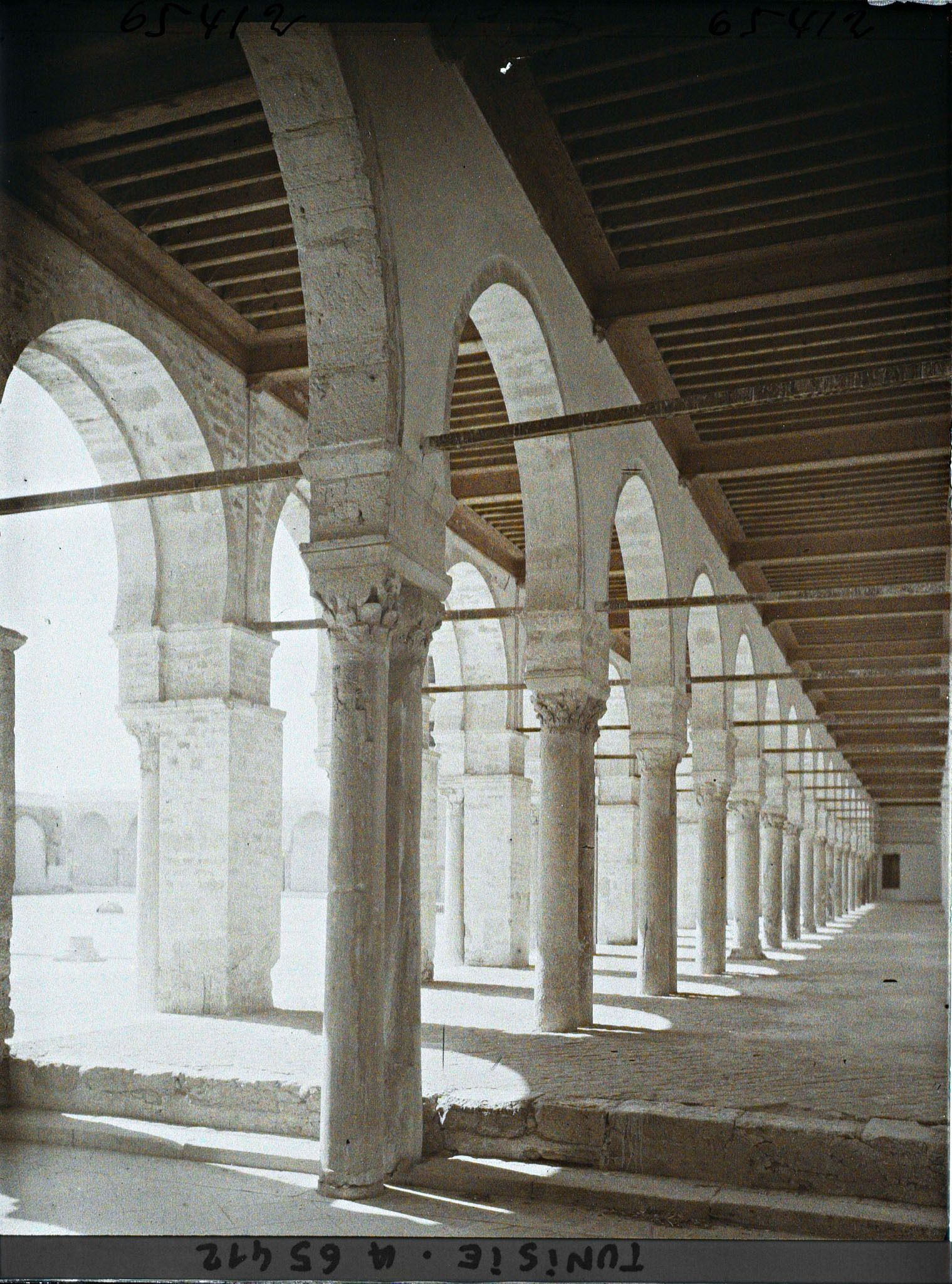 Image représentant La galerie orientale de la cour de la Grande Mosquée dans la médina