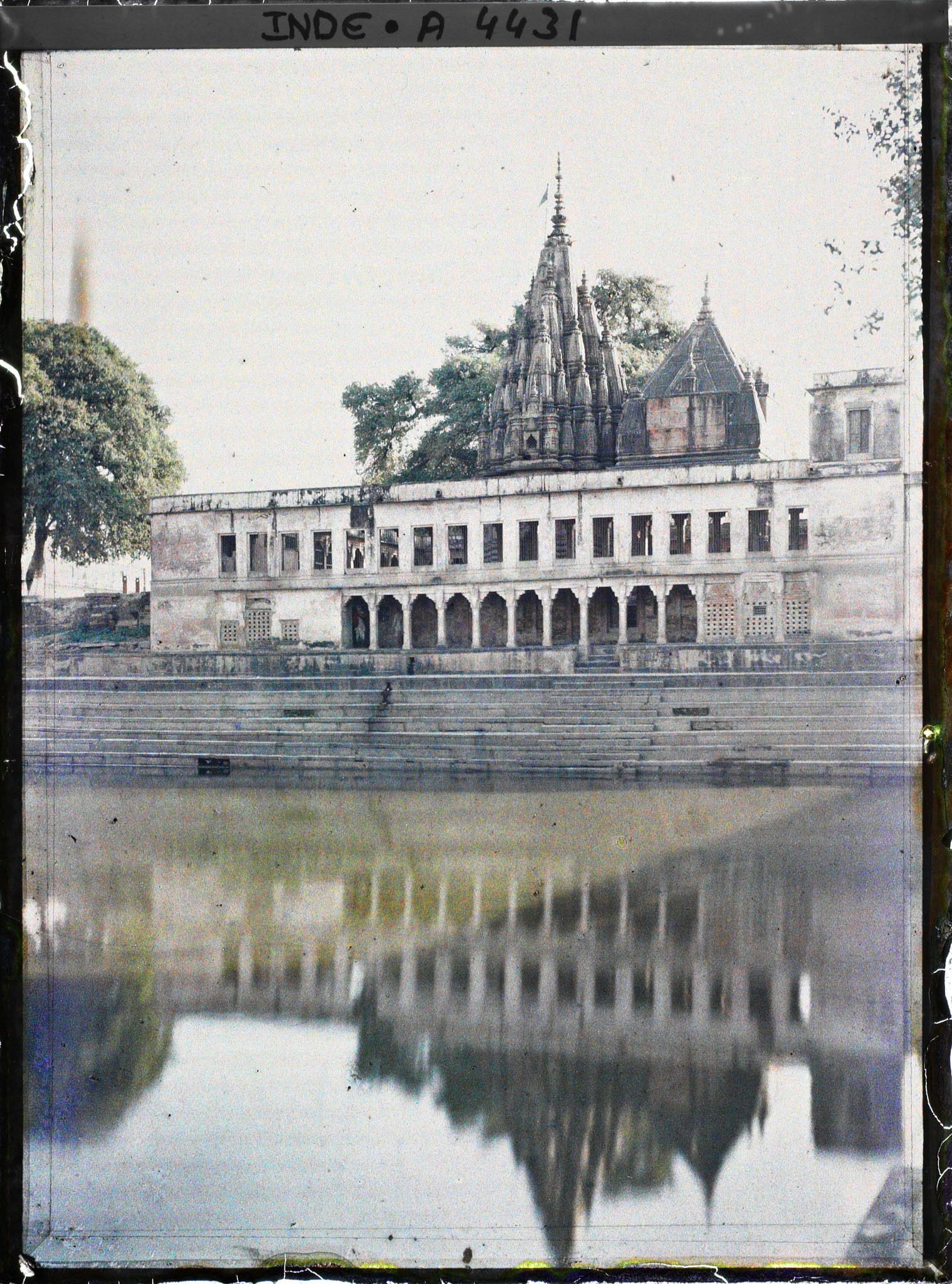 Image représentant Le temple de Durga, épouse de Shiva sous sa forme guerrière, (surnommé " temple des singes ") se reflétant dans le bassin d'ablutions
