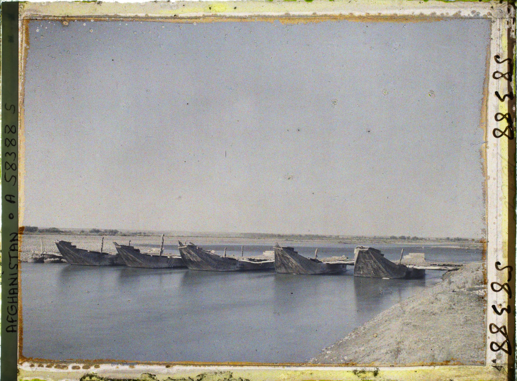 Image représentant Pont de bateaux sur le fleuve Helmand