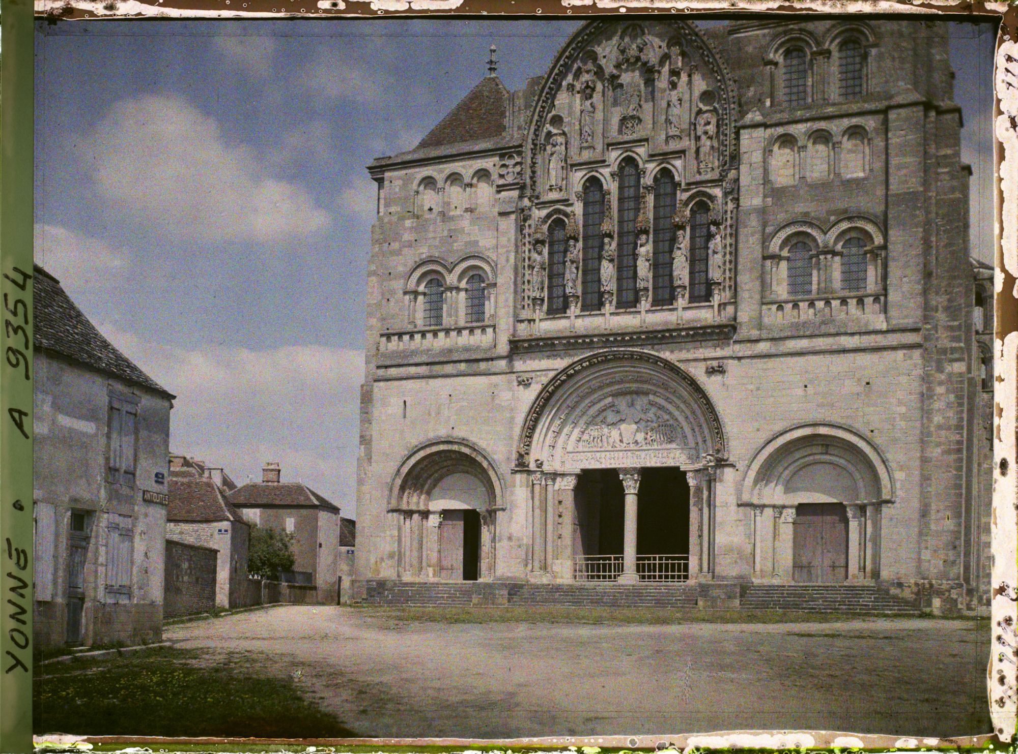 Image représentant France, Vézelay, Le Centre de la façade principale: dont le narthex construit au Commencement du XIIIe S.