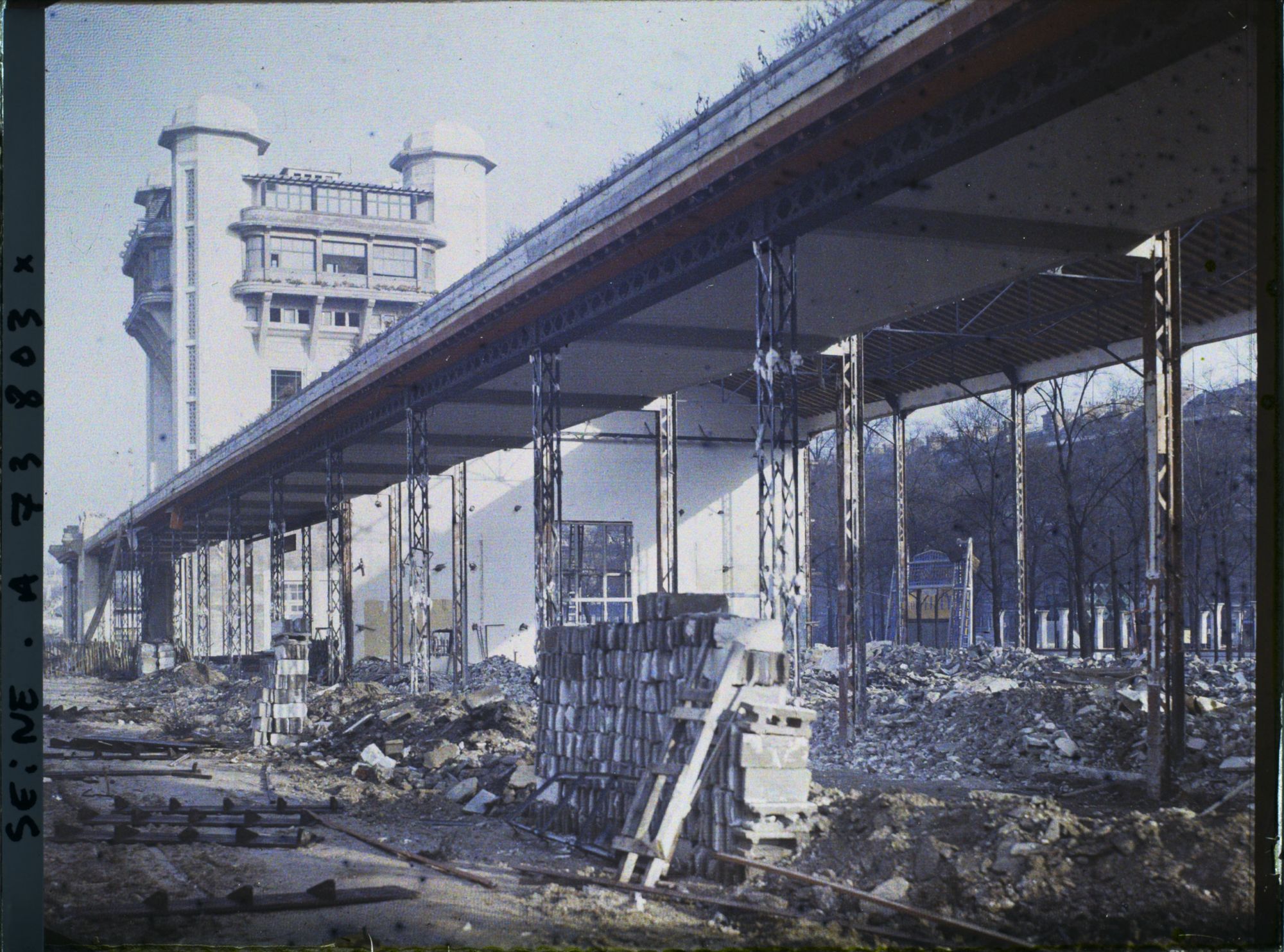 Image représentant L'exposition des arts décoratifs, démolition des pavillons sur l'esplanade des Invalides