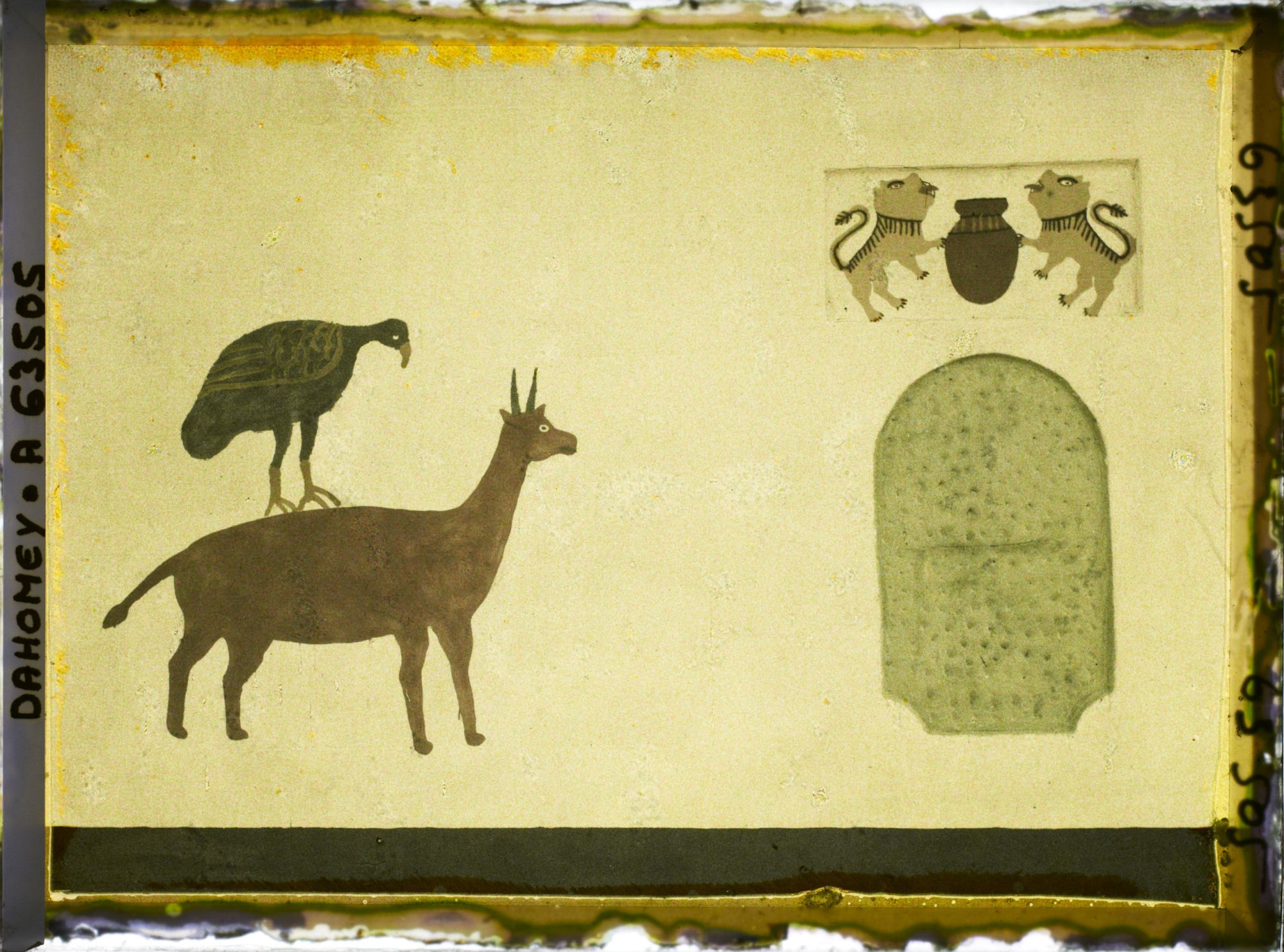 Image représentant Décor peint d'antilope, oiseau-cardinal et lions sur la djononho ou case des étrangers dans la première cour du palais de  null Glélé