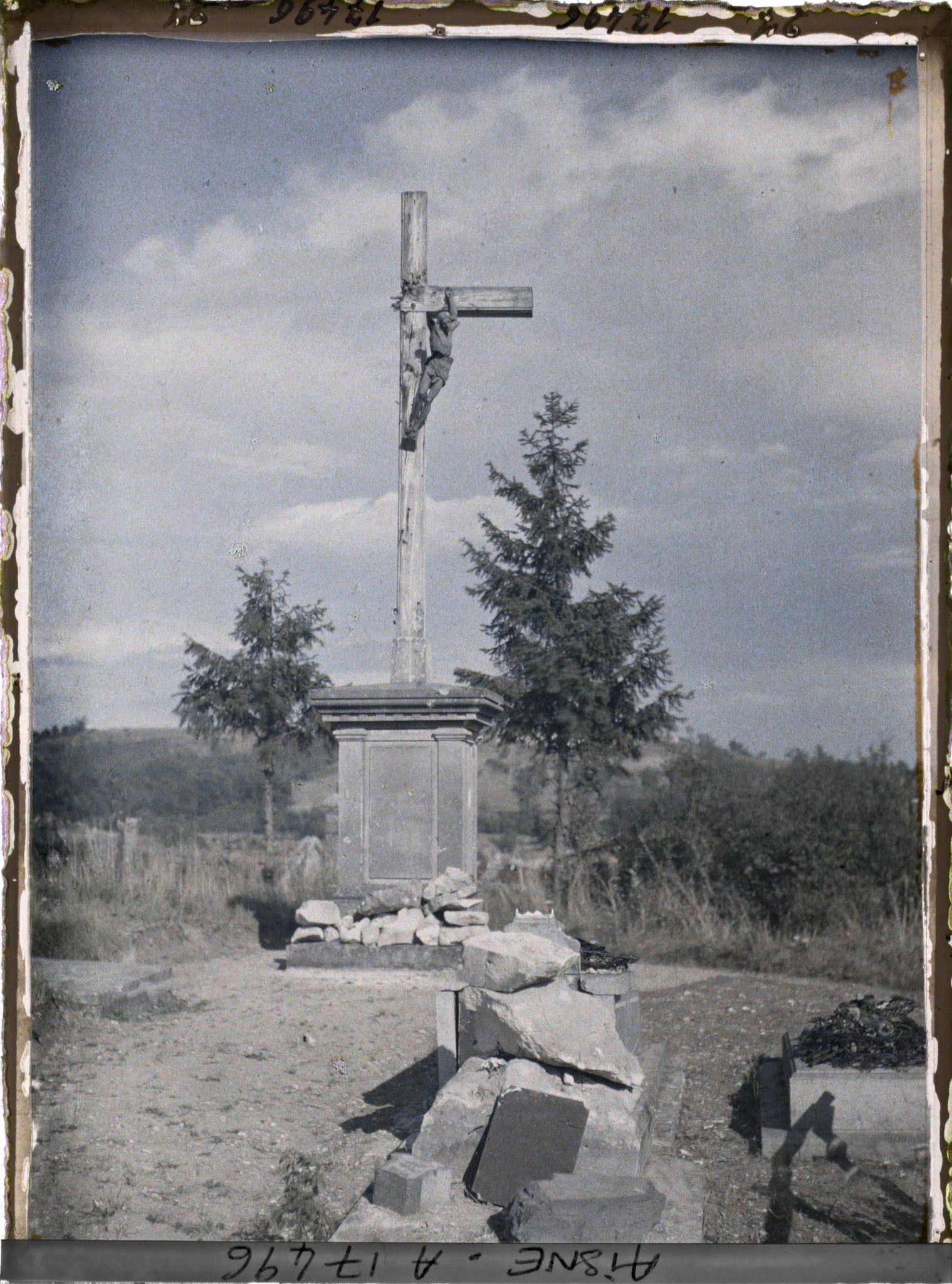 Image représentant France, Bourg et Comin, Le Christ du Cimetière de Bourg et Comin